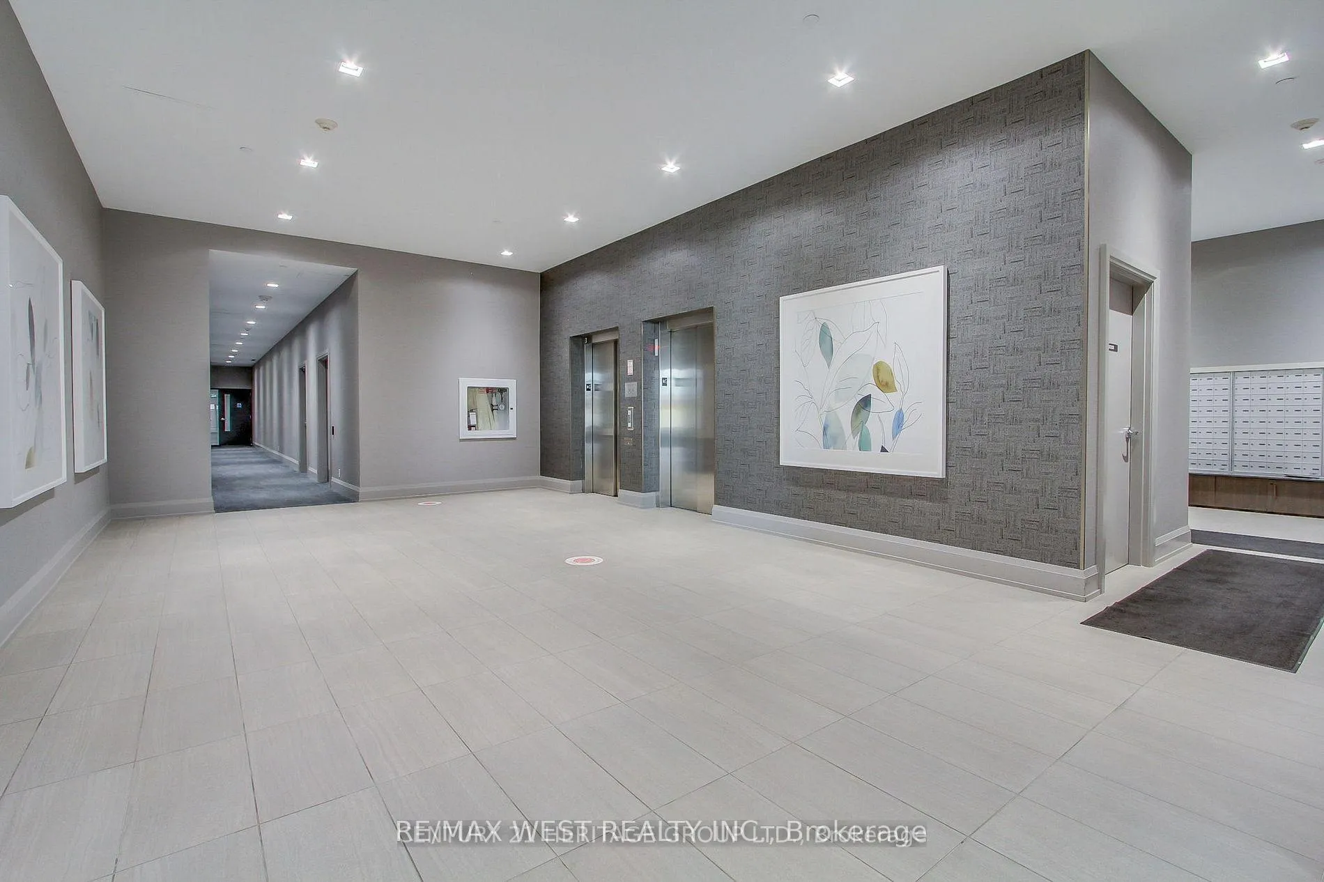 Photo 2 of Unit 342, 555 William Graham Dr, Aurora, Rural Aurora — HOMEH