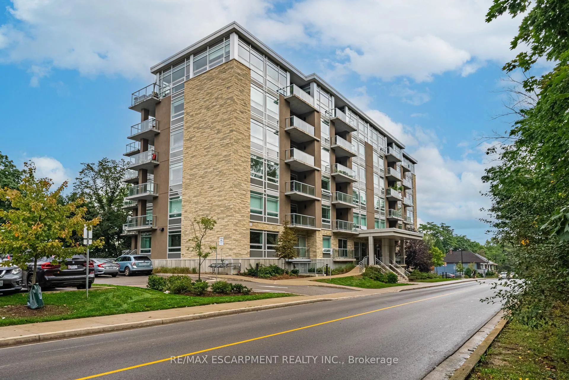 Front of Unit 209, 479 Charlton Avenue E