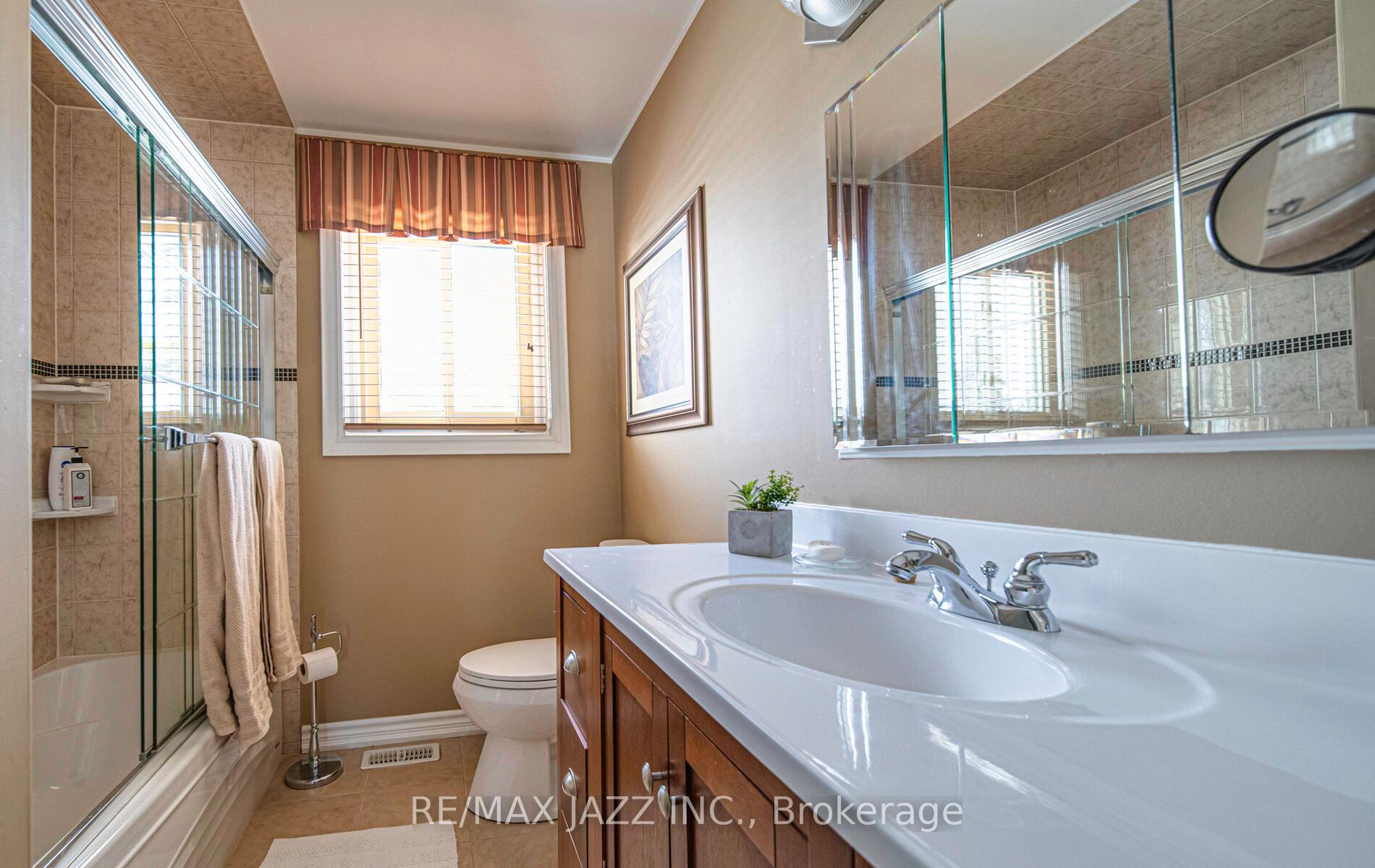 Photo 13 of 704 Pickering Beach Road, Ajax, South East — HOMEH