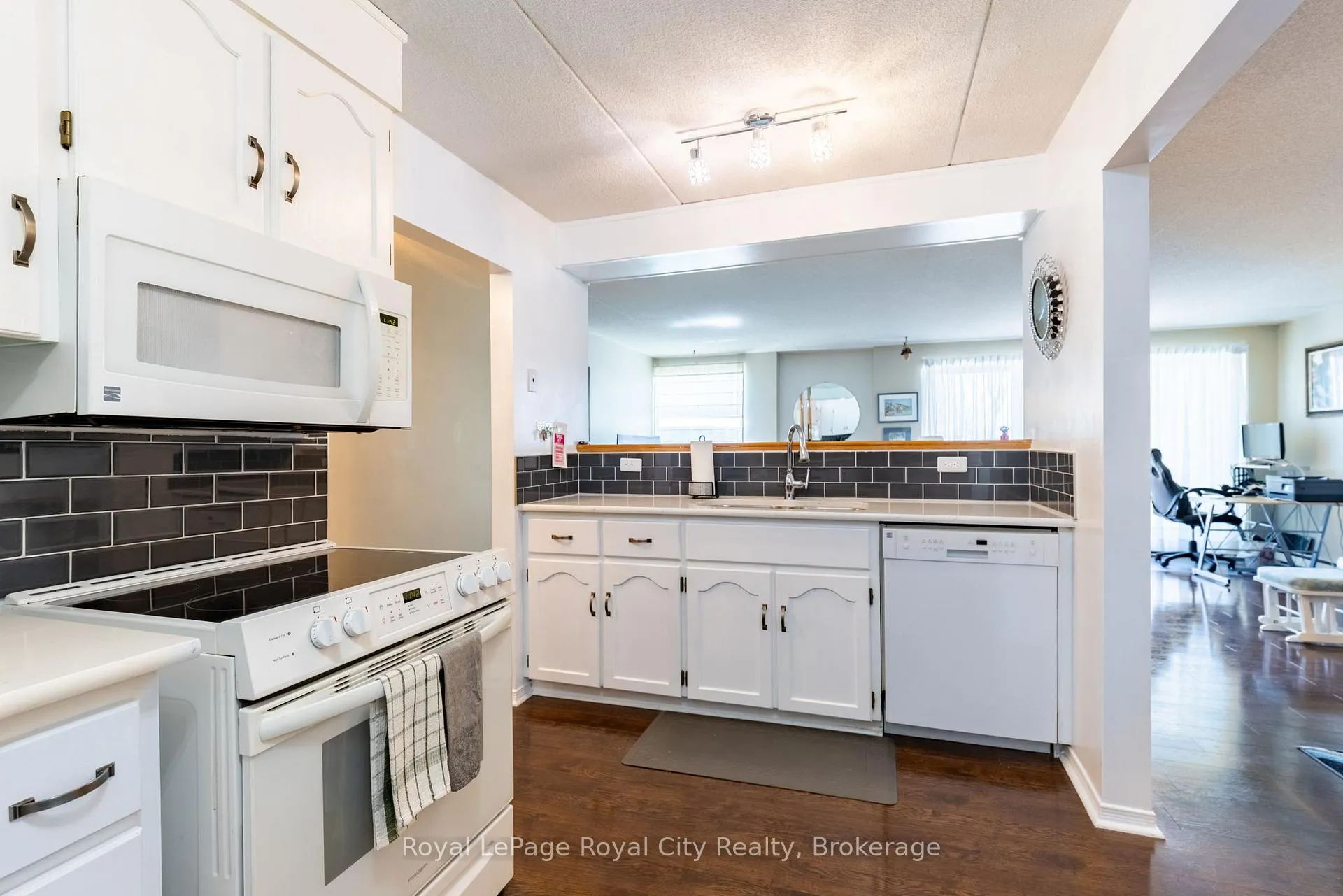 Photo 3 of Unit 601, 8 Christopher Court, Guelph, Kortright West — HOMEH