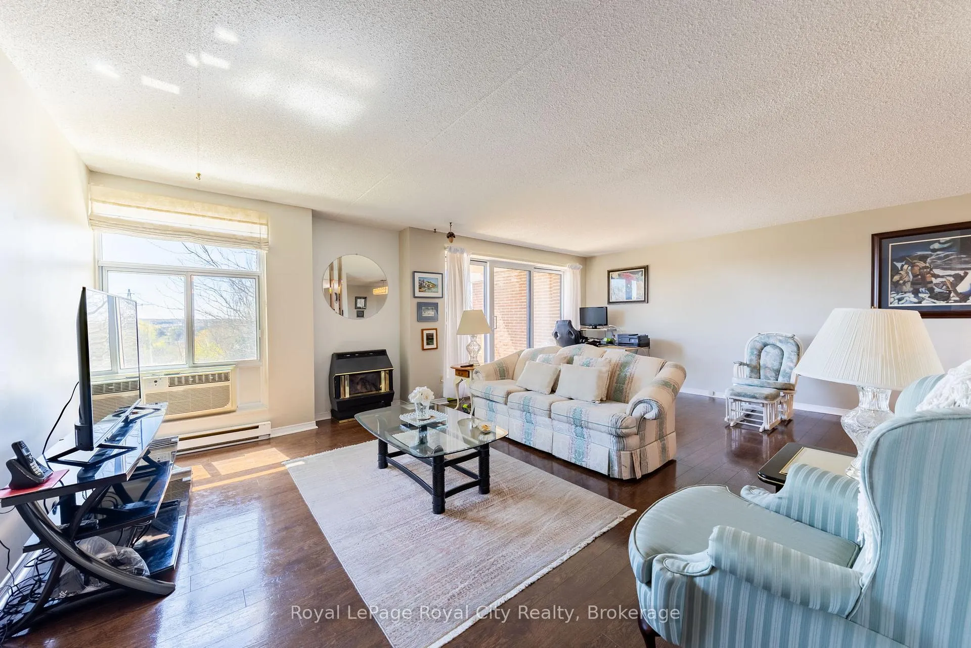 Photo 7 of Unit 601, 8 Christopher Court, Guelph, Kortright West — HOMEH