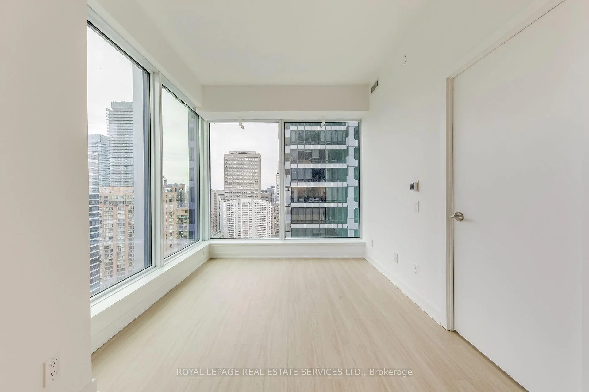 Photo 10 of Unit 3203, 8 Wellesley Street W, Toronto, Bay Street Corridor — HOMEH