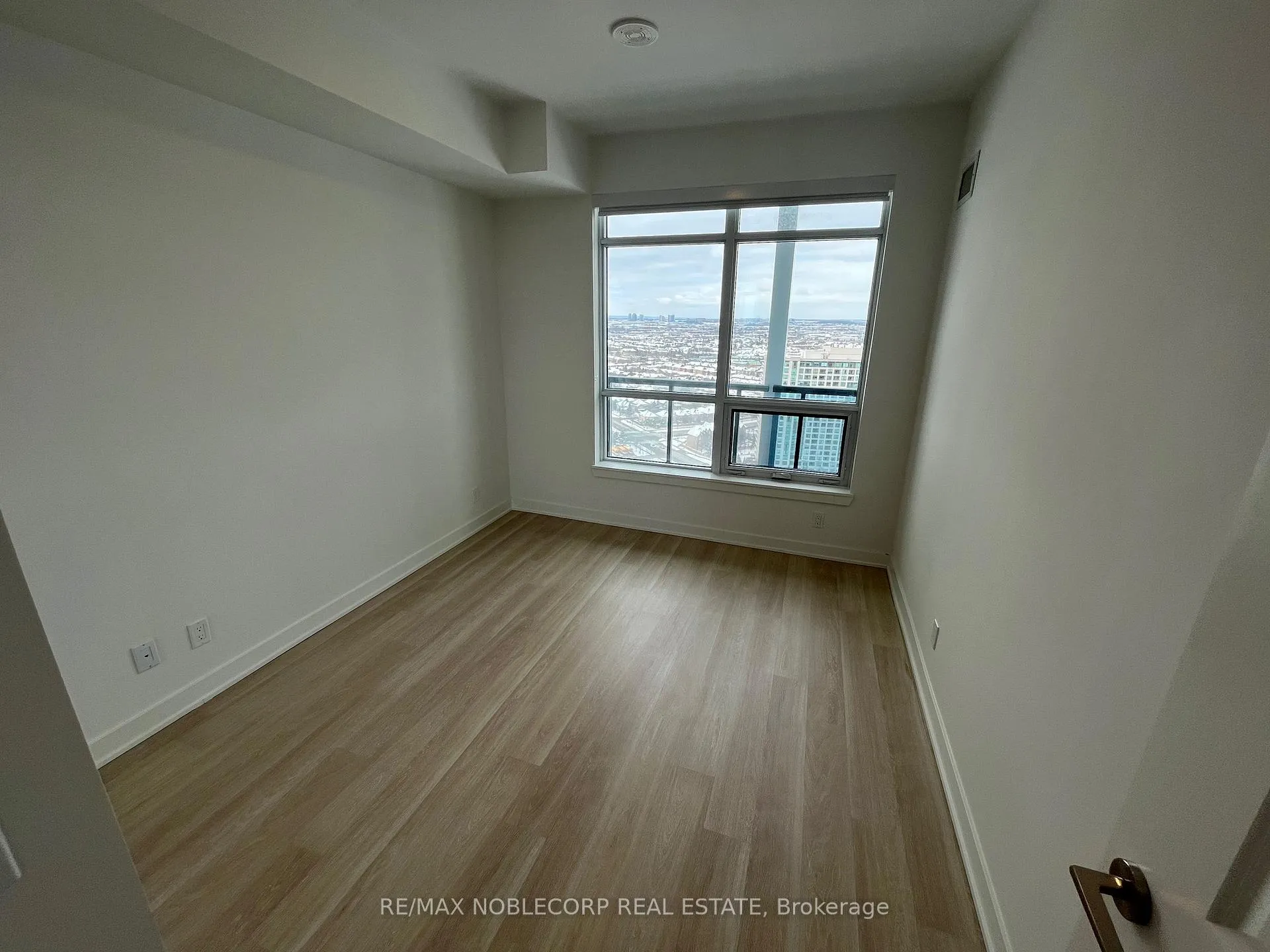 Photo 6 of Unit 2406A, 30 Upper Mall Way, Vaughan, Brownridge — HOMEH