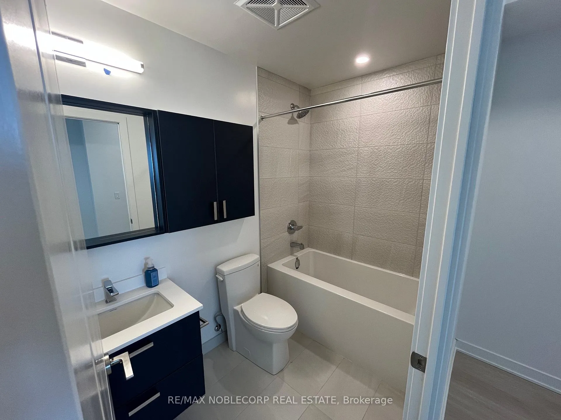 Photo 8 of Unit 2406A, 30 Upper Mall Way, Vaughan, Brownridge — HOMEH
