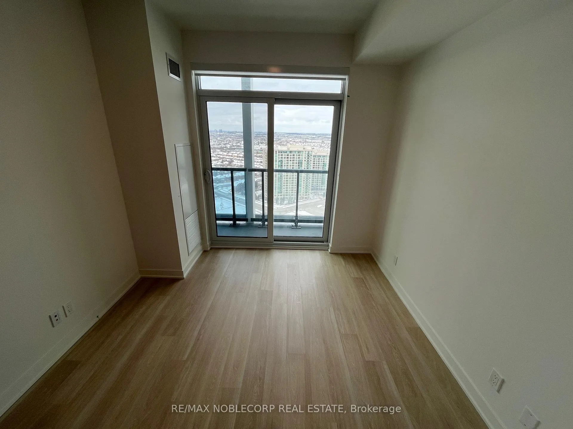 Photo 12 of Unit 2406A, 30 Upper Mall Way, Vaughan, Brownridge — HOMEH
