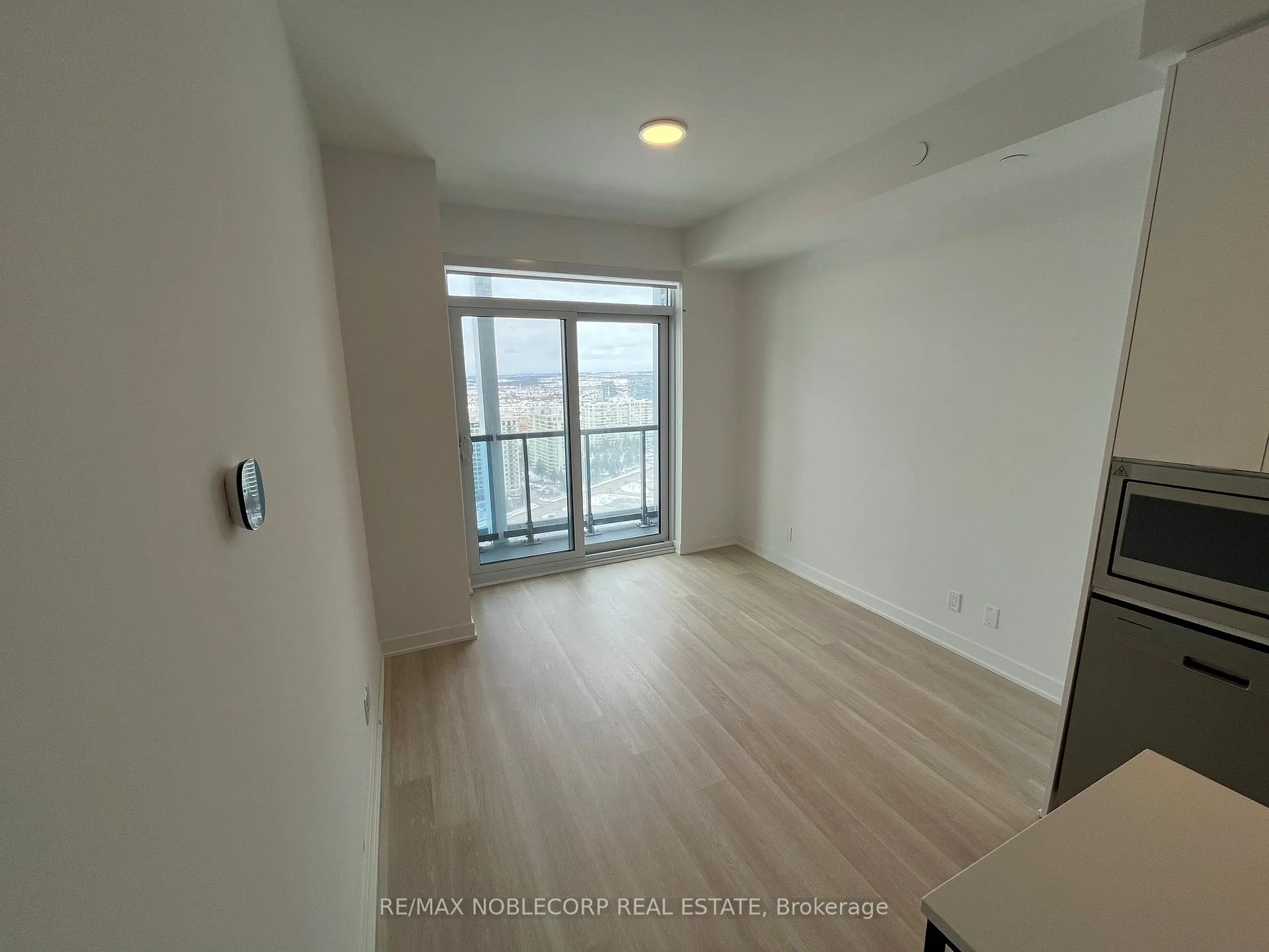 Photo 13 of Unit 2406A, 30 Upper Mall Way, Vaughan, Brownridge — HOMEH