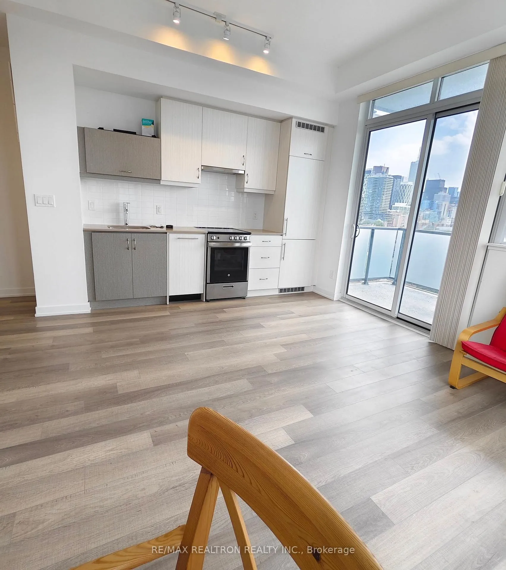 Photo 6 of Unit 903, 181 Huron Street, Toronto, University — HOMEH