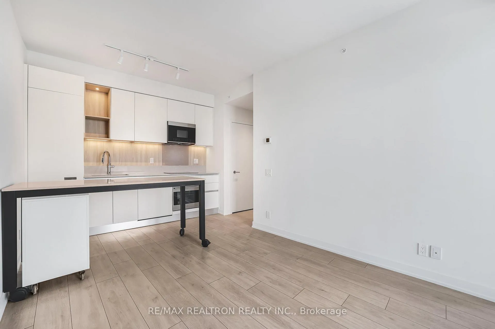Photo 6 of Unit 1806, 39 Mary Street, Barrie, City Centre — HOMEH
