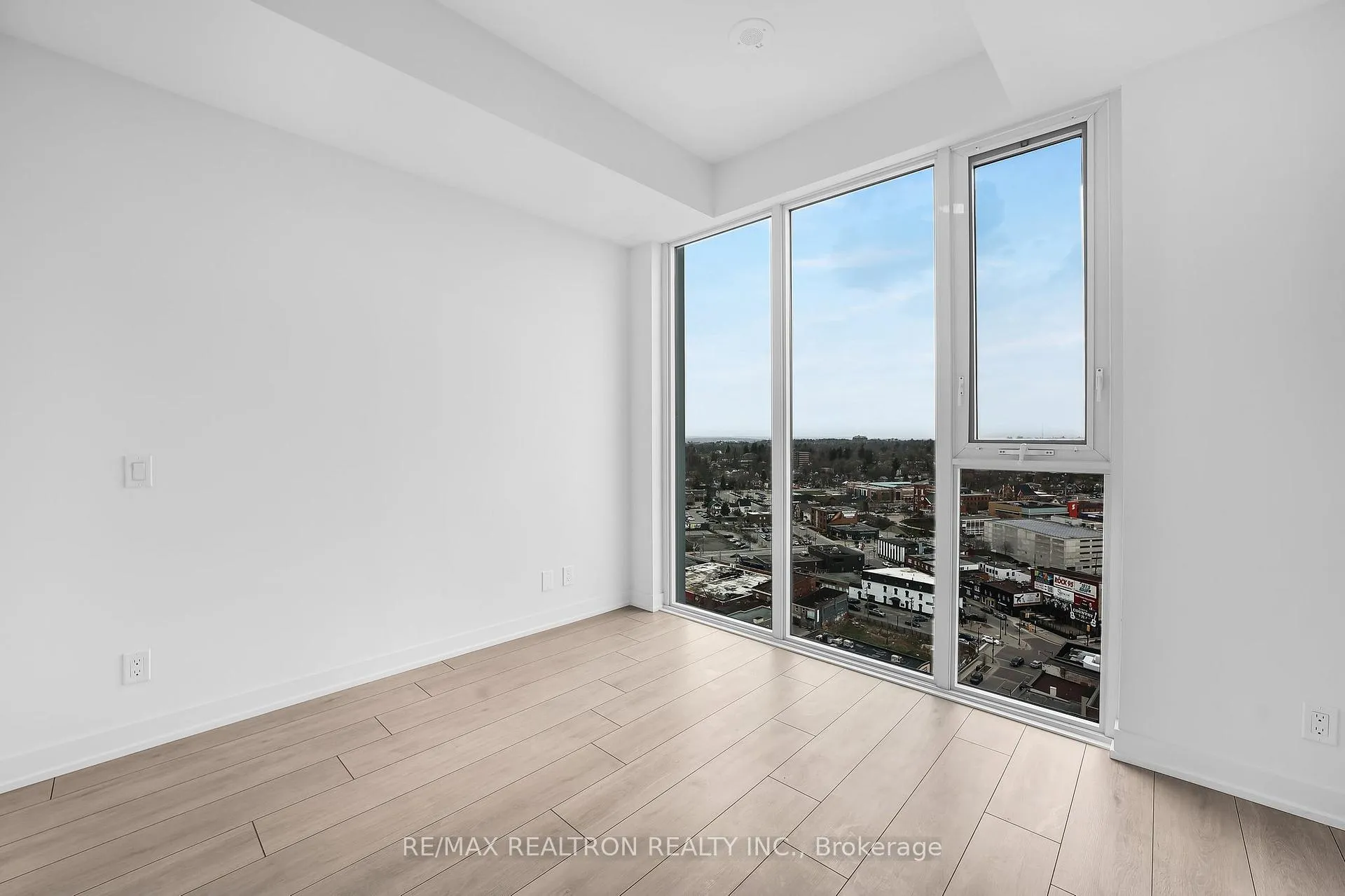 Photo 12 of Unit 1806, 39 Mary Street, Barrie, City Centre — HOMEH