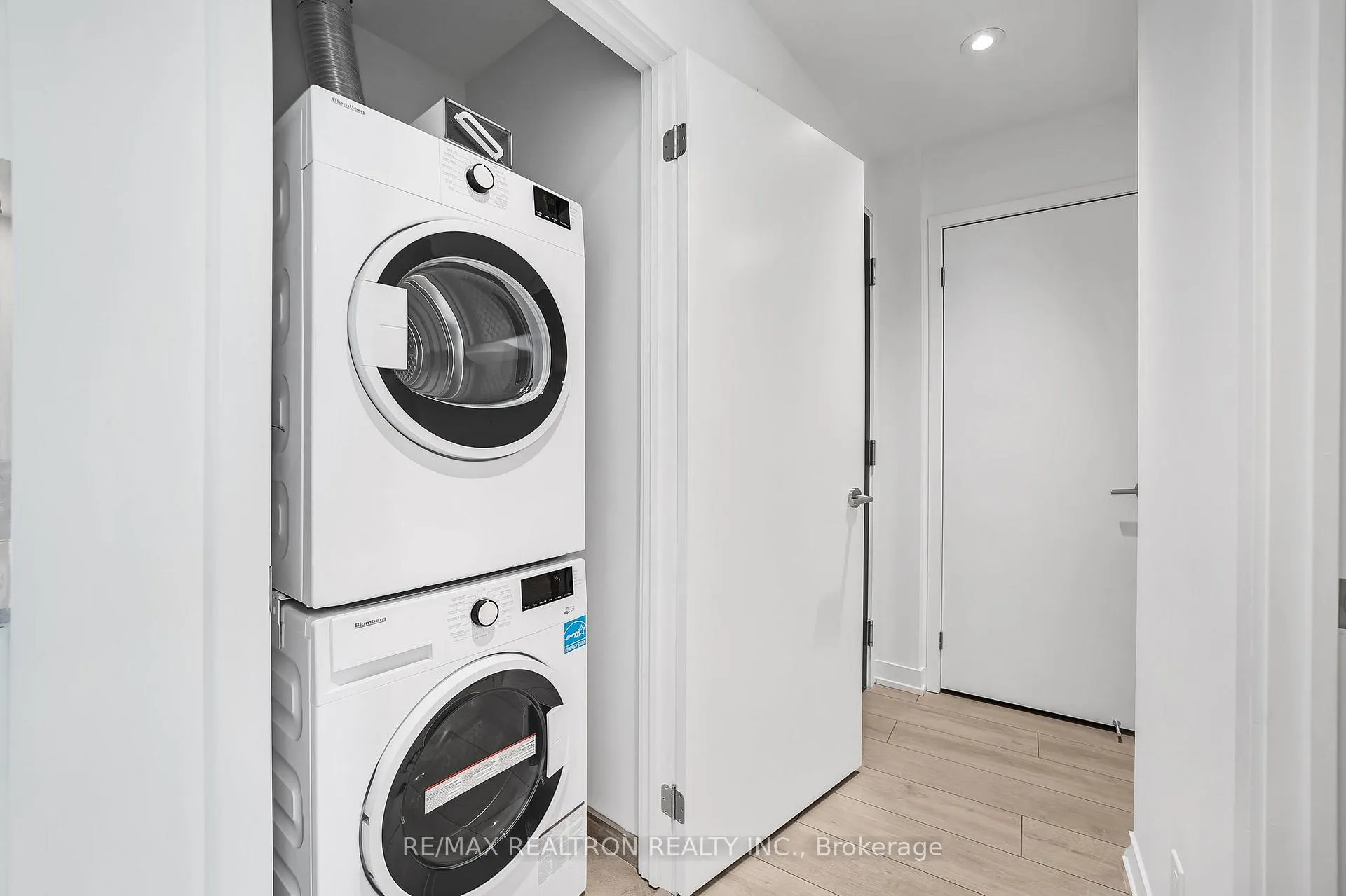 Photo 17 of Unit 1806, 39 Mary Street, Barrie, City Centre — HOMEH