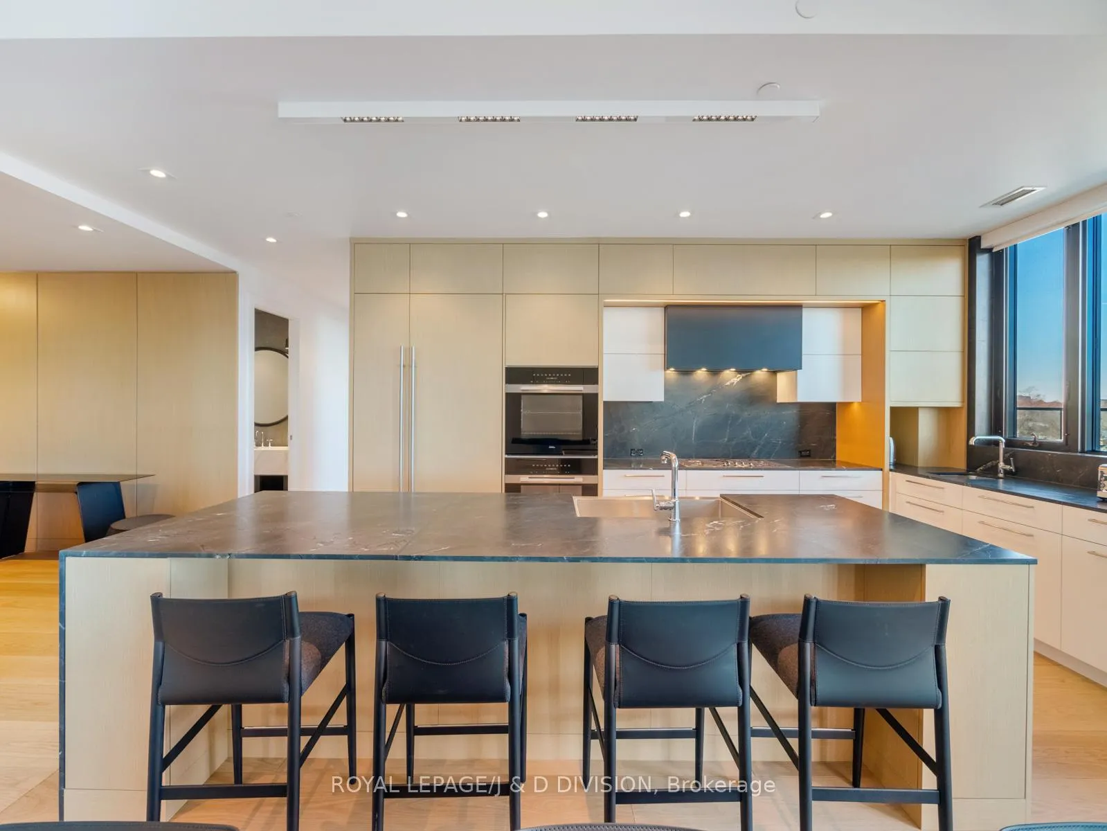 Photo 7 of Unit 707, 1 Strathgowan Avenue, Toronto, Lawrence Park South — HOMEH