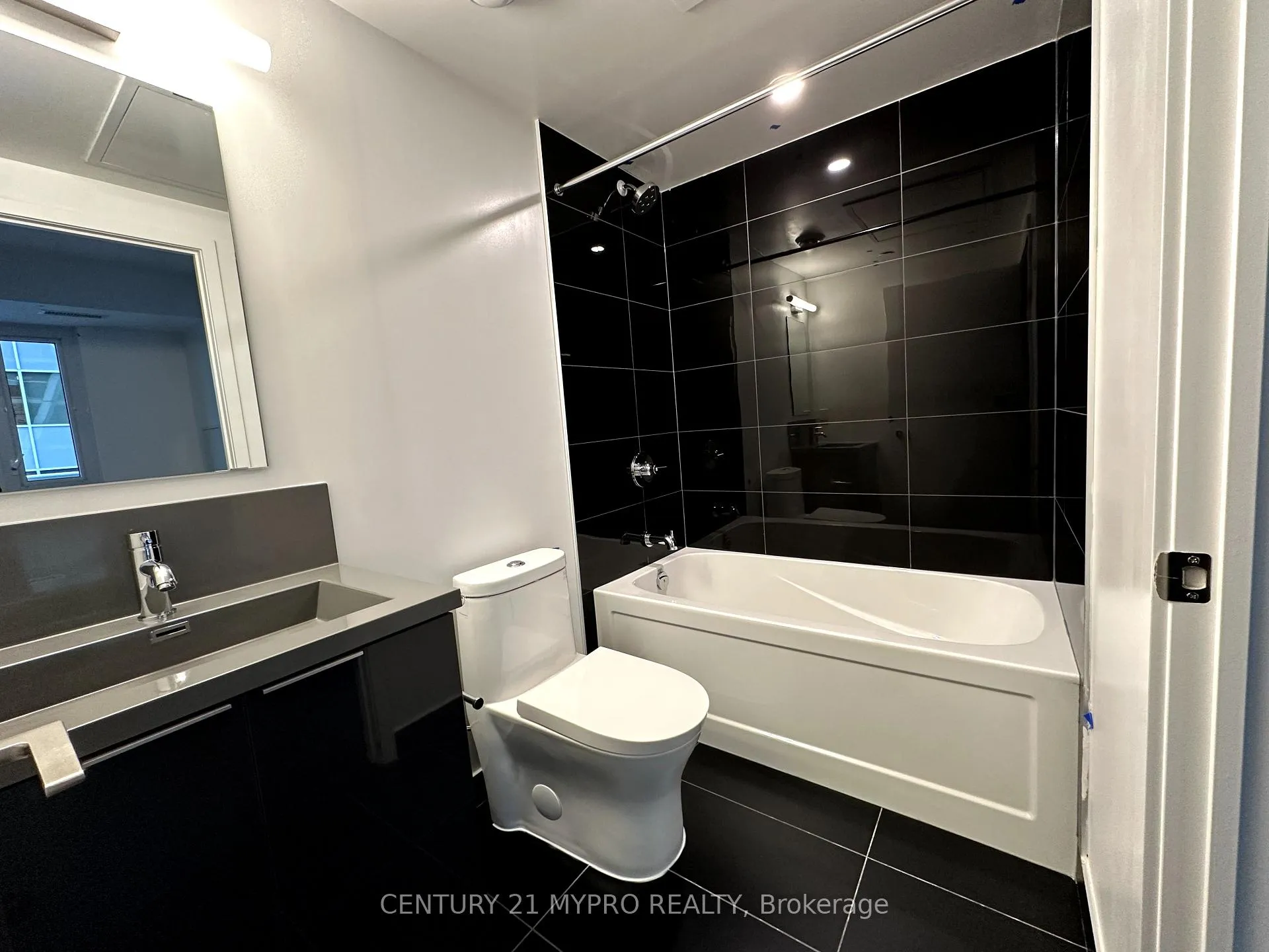 Photo 3 of Unit 2213, 230 Simcoe Street, Toronto, Kensington-Chinatown — HOMEH