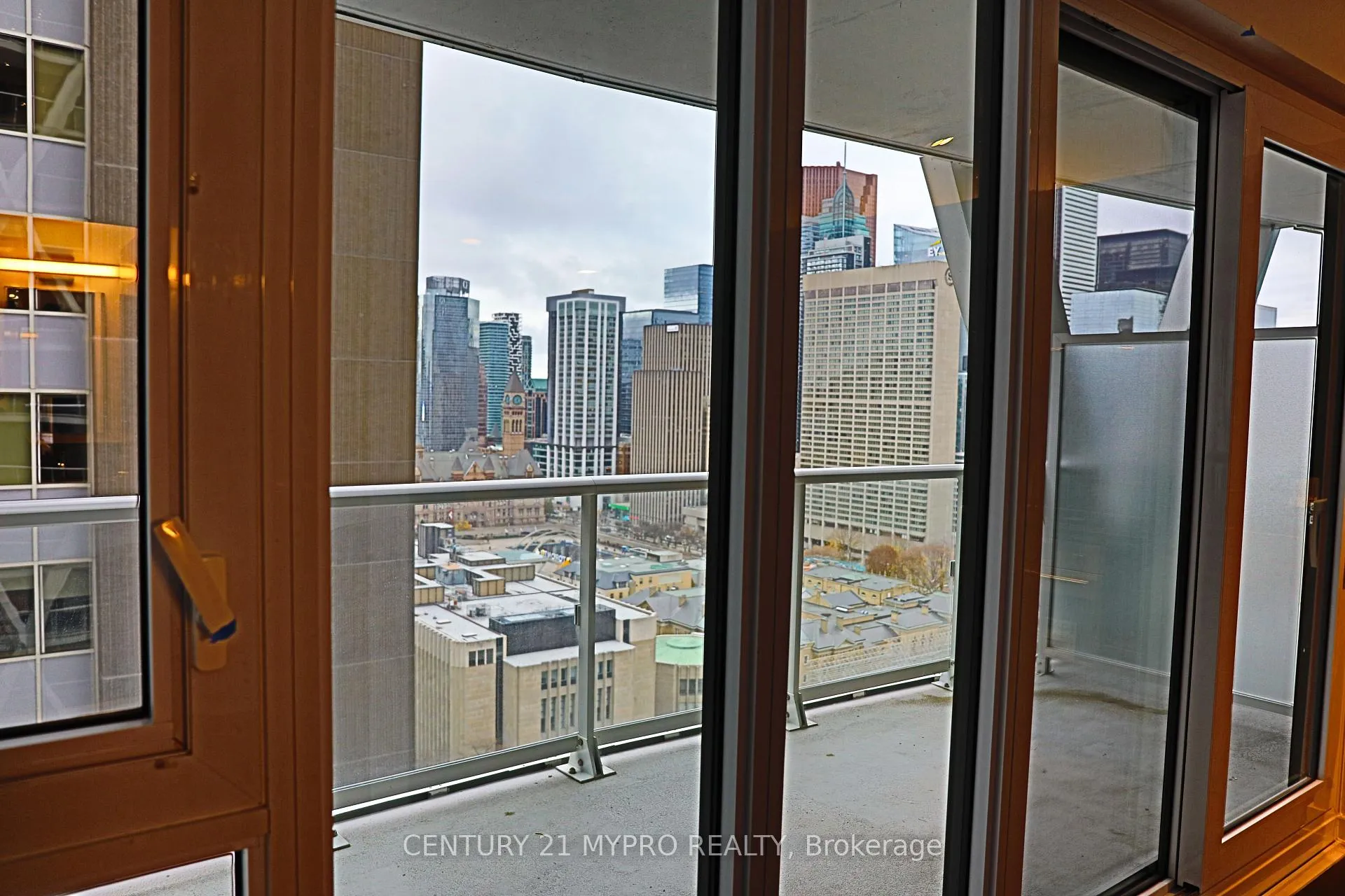 Photo 10 of Unit 2213, 230 Simcoe Street, Toronto, Kensington-Chinatown — HOMEH