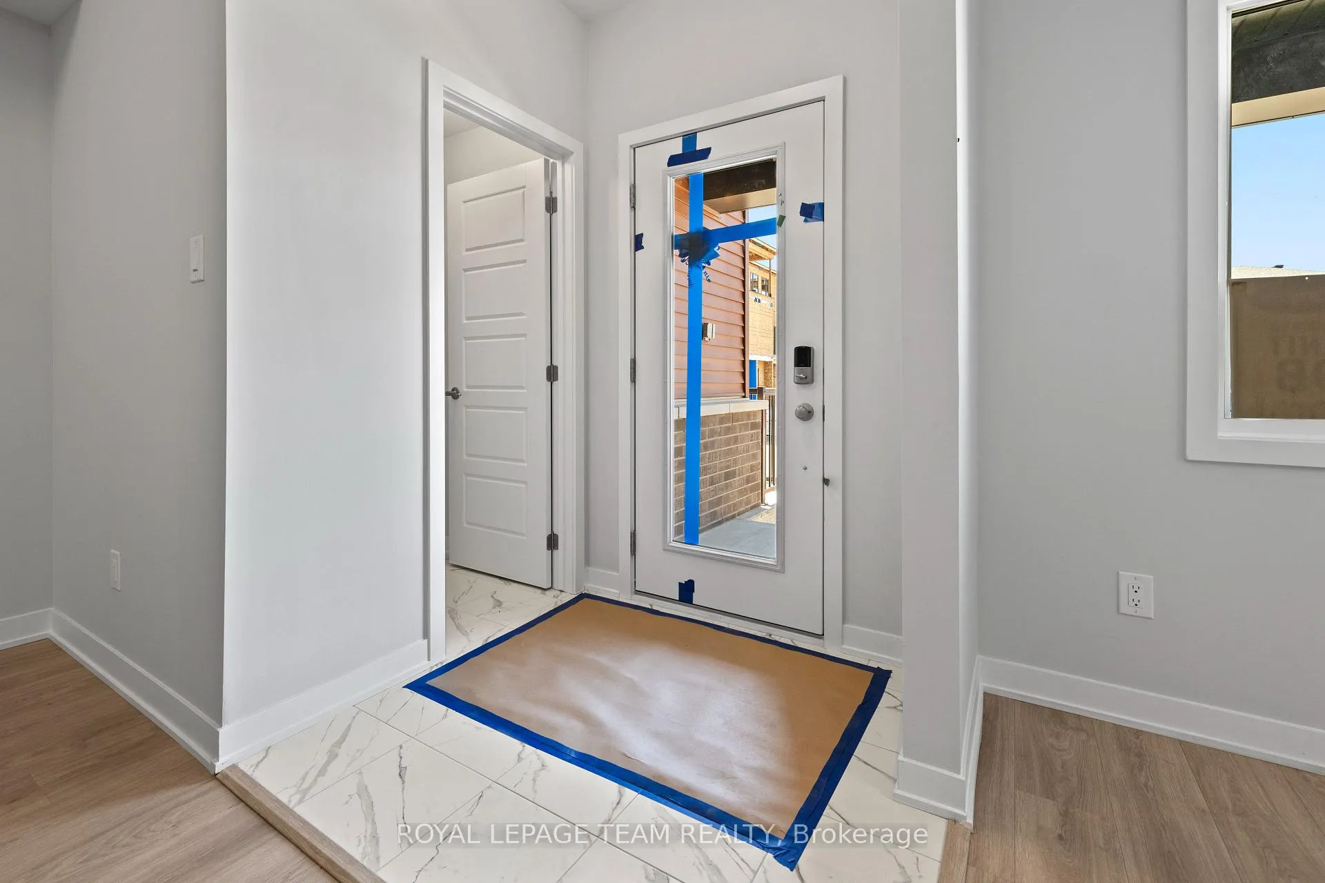 Photo 2 of 808 Parnian Private, Ottawa, Barrhaven - Half Moon Bay — HOMEH