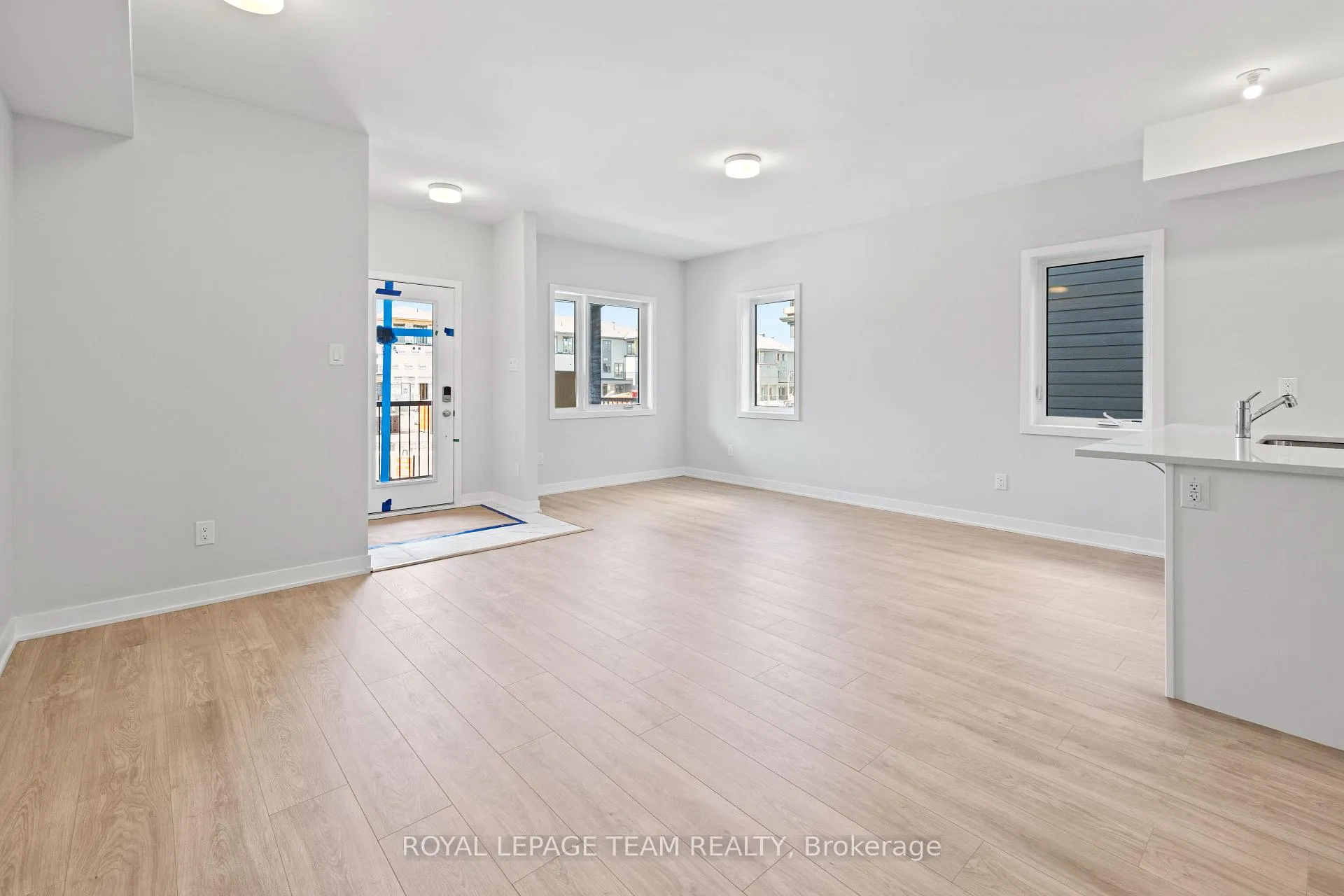 Photo 4 of 808 Parnian Private, Ottawa, Barrhaven - Half Moon Bay — HOMEH