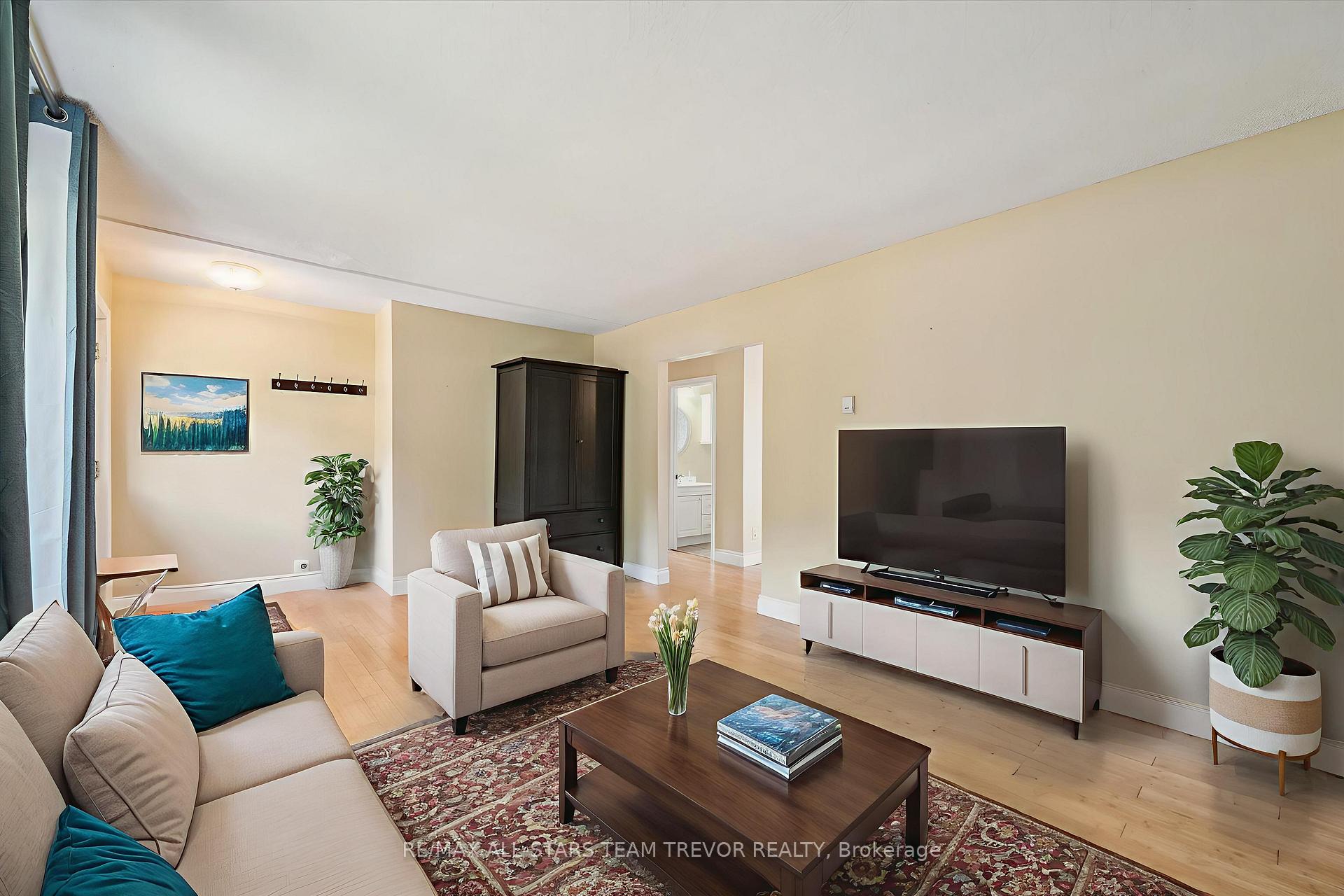 Photo 3 of 246 Glenwoods Avenue, Georgina, Keswick South — HOMEH