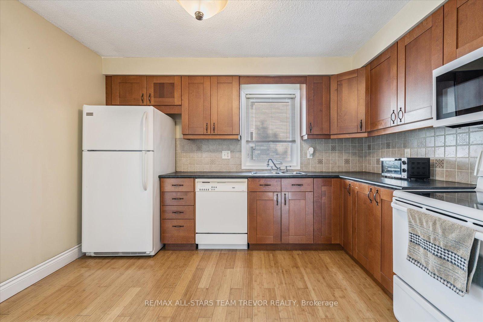 Photo 4 of 246 Glenwoods Avenue, Georgina, Keswick South — HOMEH