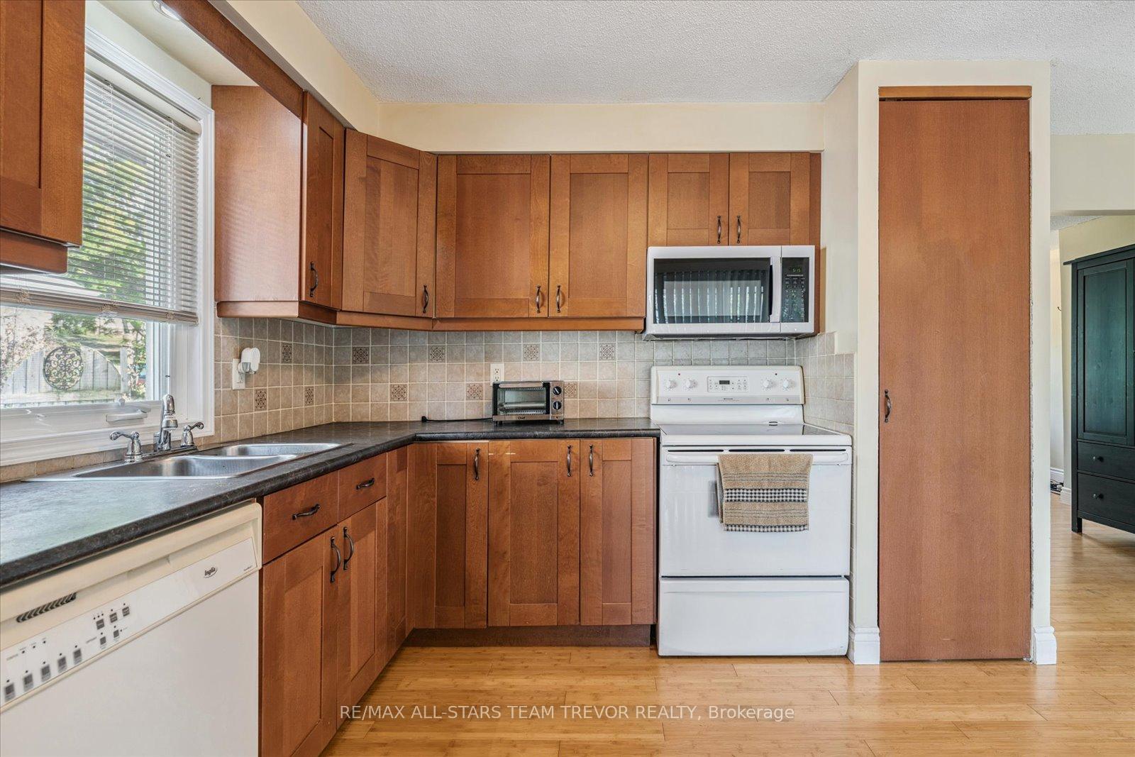 Photo 5 of 246 Glenwoods Avenue, Georgina, Keswick South — HOMEH