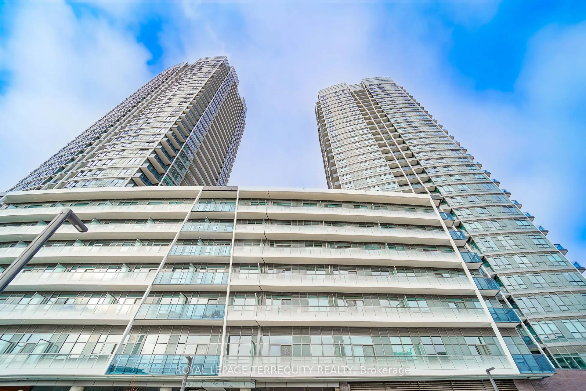 Photo 3 of Unit 2612, 50 Upper Mall Way, Vaughan, Brownridge — HOMEH