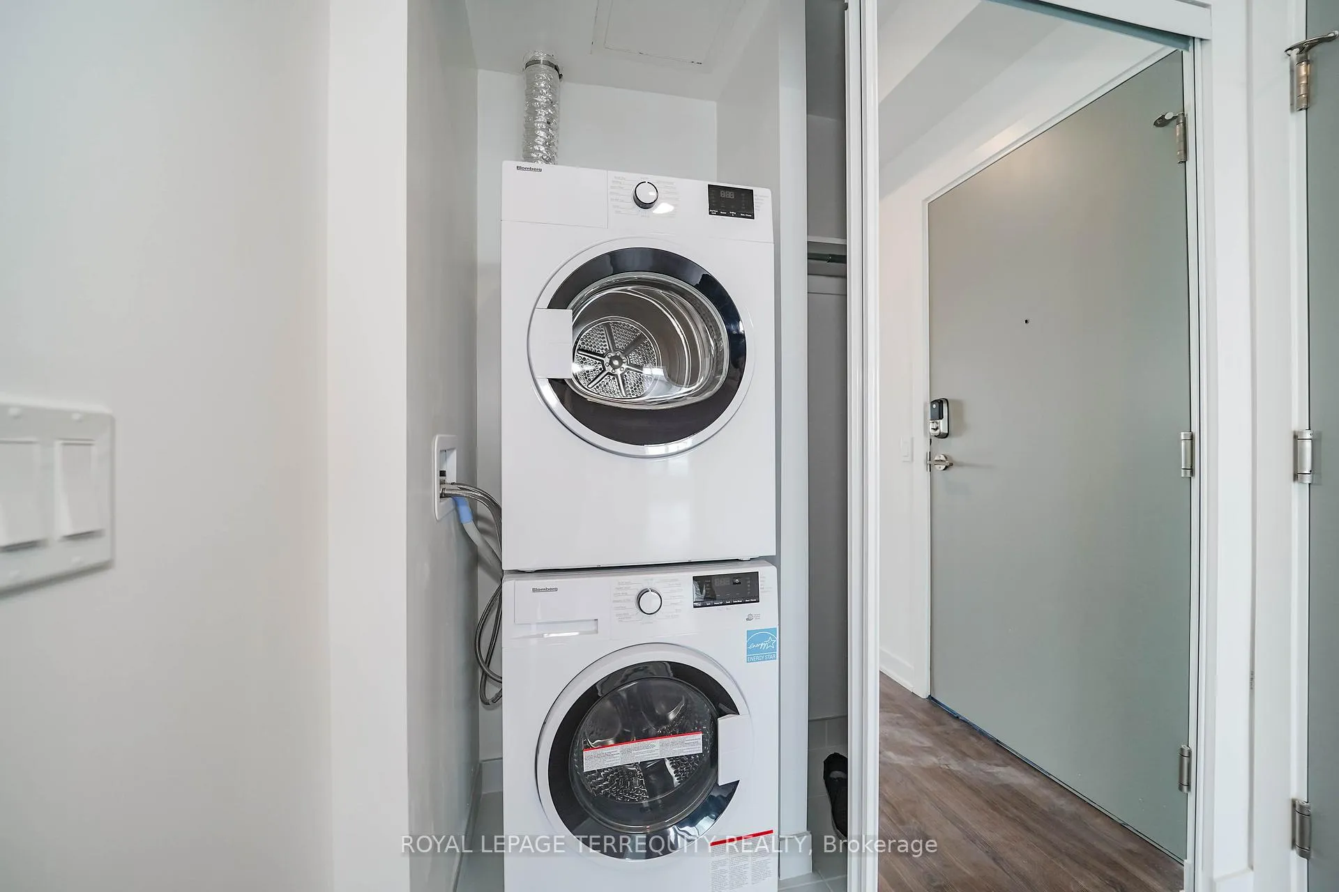 Photo 13 of Unit 2612, 50 Upper Mall Way, Vaughan, Brownridge — HOMEH