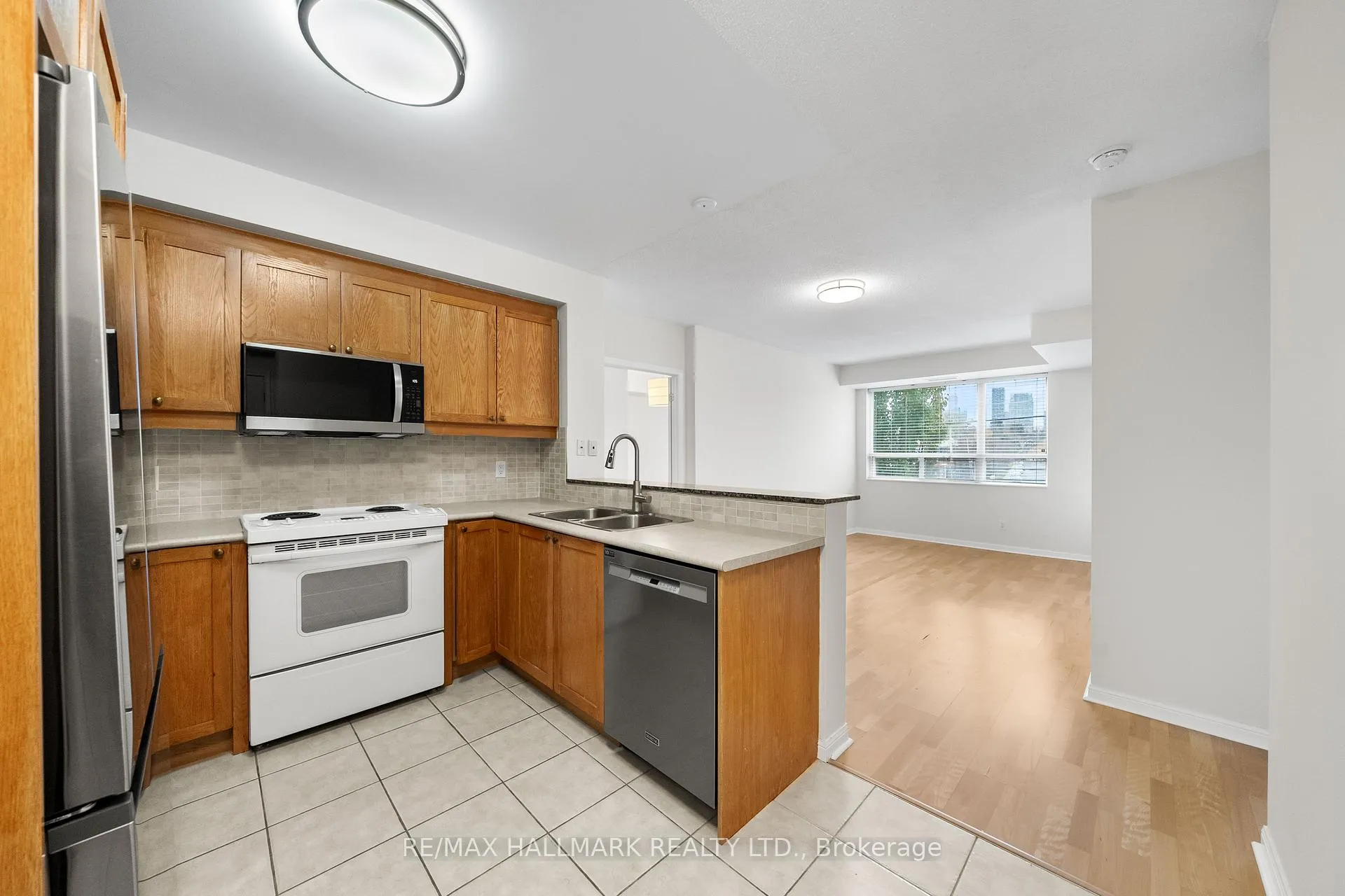 Photo 10 of Unit 307, 1801 Bayview Avenue, Toronto, Leaside — HOMEH