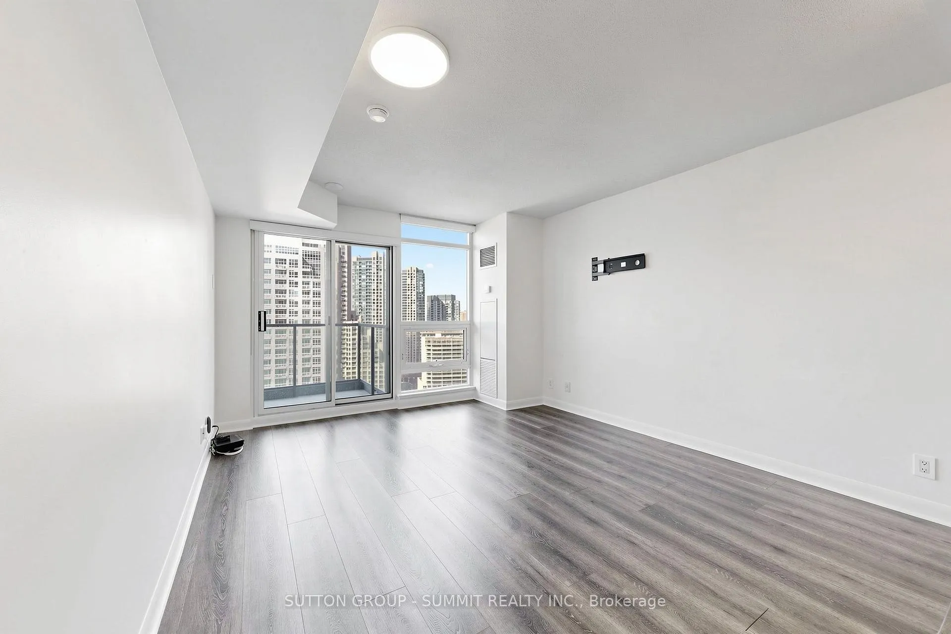 Photo 4 of Unit 2209, 600 Fleet Street, Toronto, Niagara — HOMEH