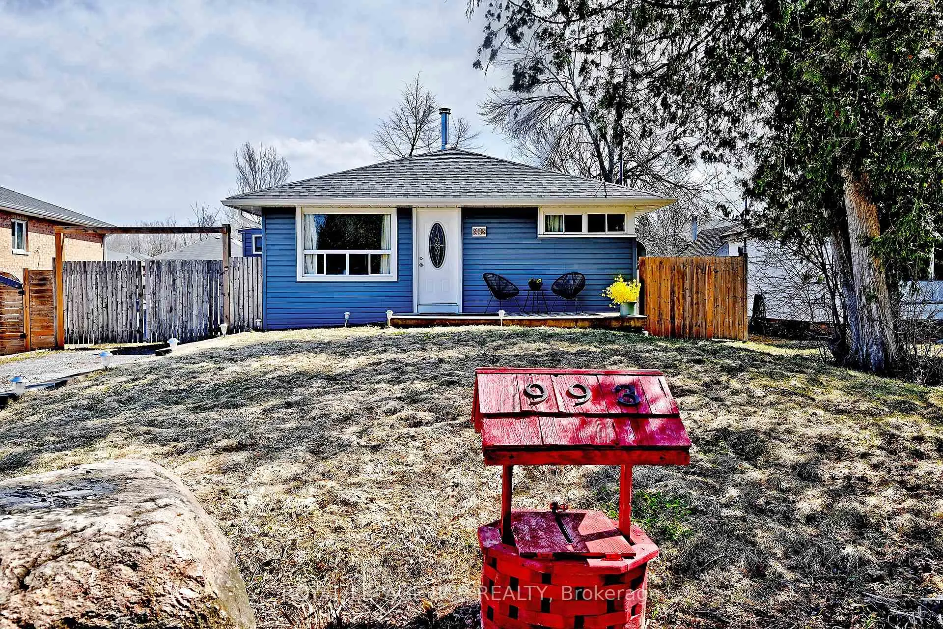 Photo 1 of 993 Barton Avenue, Georgina, Keswick North — HOMEH
