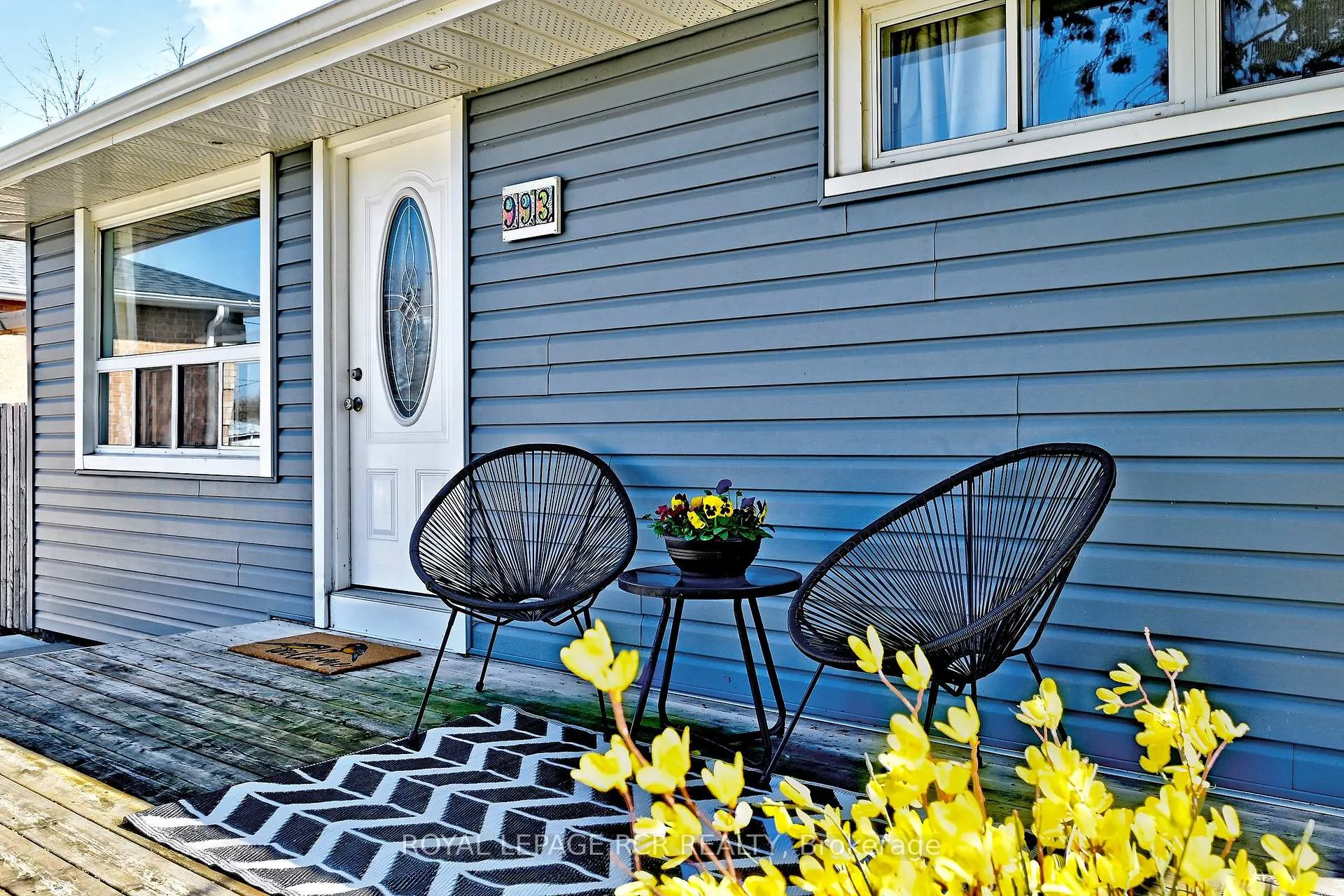 Photo 3 of 993 Barton Avenue, Georgina, Keswick North — HOMEH
