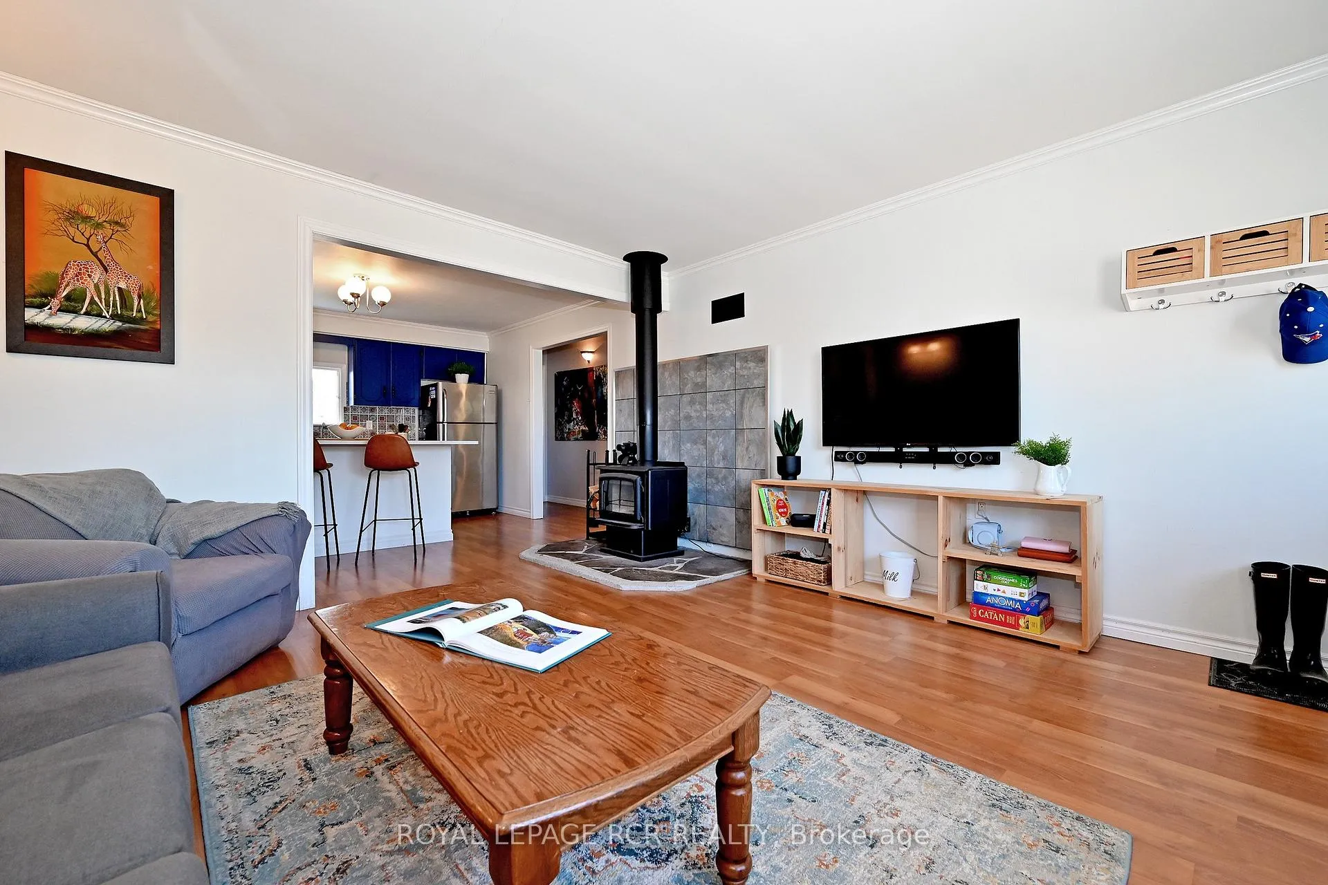 Photo 8 of 993 Barton Avenue, Georgina, Keswick North — HOMEH