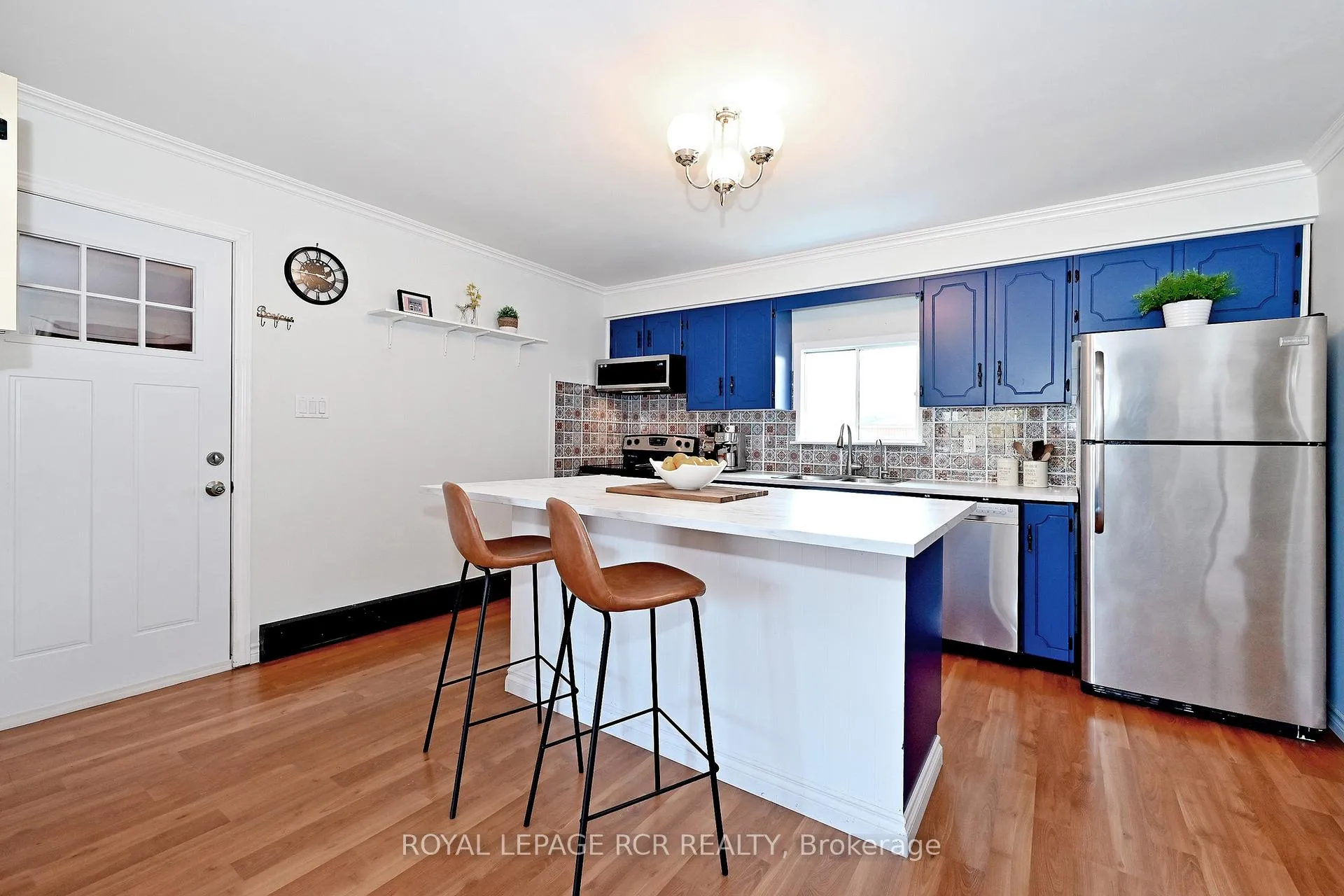 Photo 10 of 993 Barton Avenue, Georgina, Keswick North — HOMEH