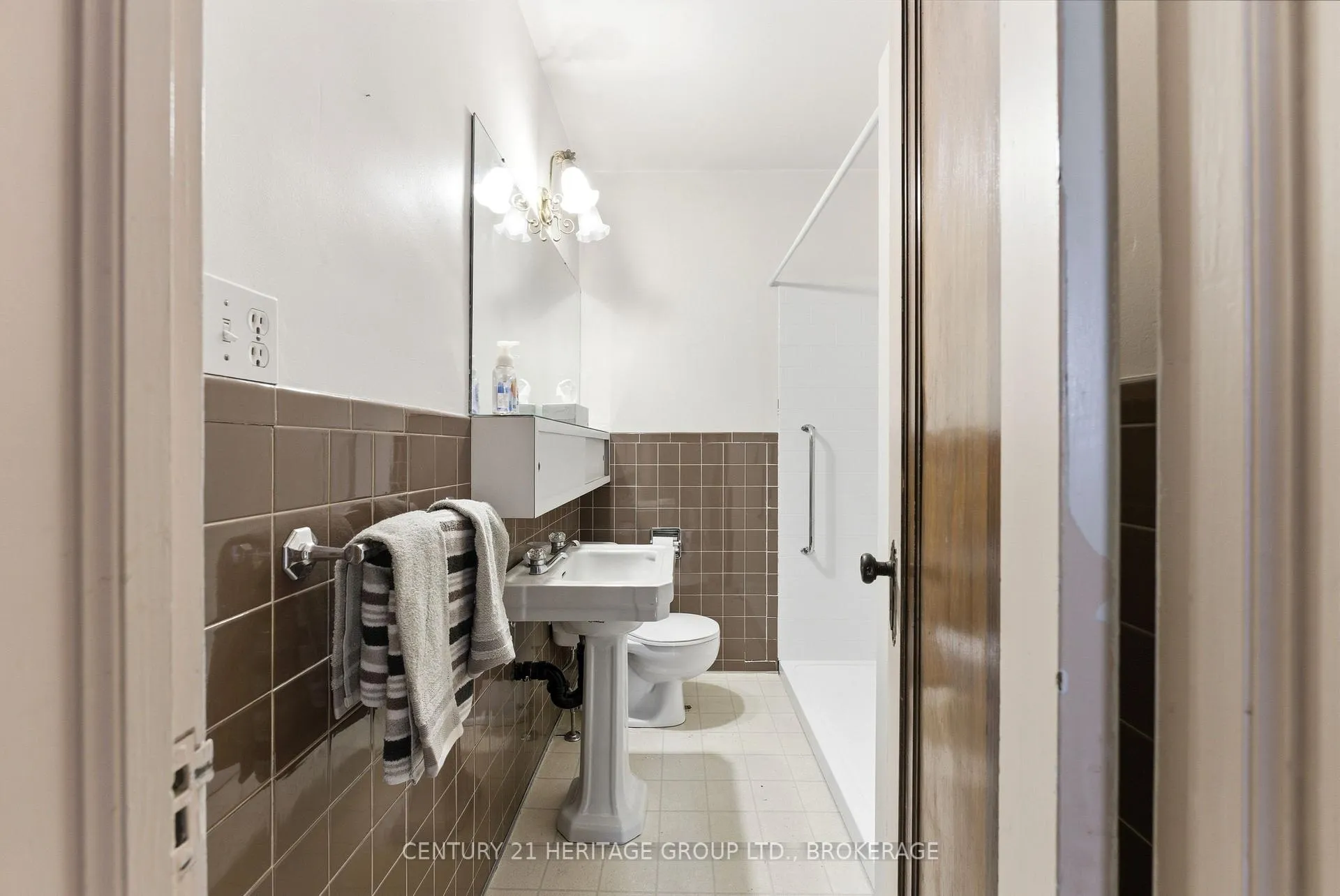 Photo 16 of 1033 King Street E, Oshawa, Donevan — HOMEH