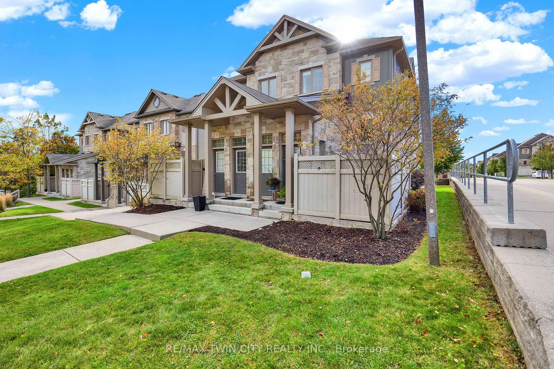 Photo 1 of 927 Glasgow Street, Kitchener — HOMEH