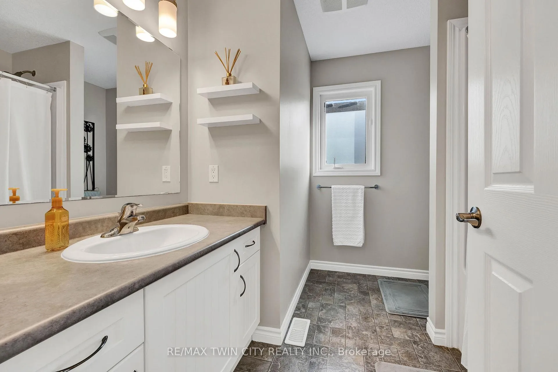 Photo 14 of 927 Glasgow Street, Kitchener — HOMEH