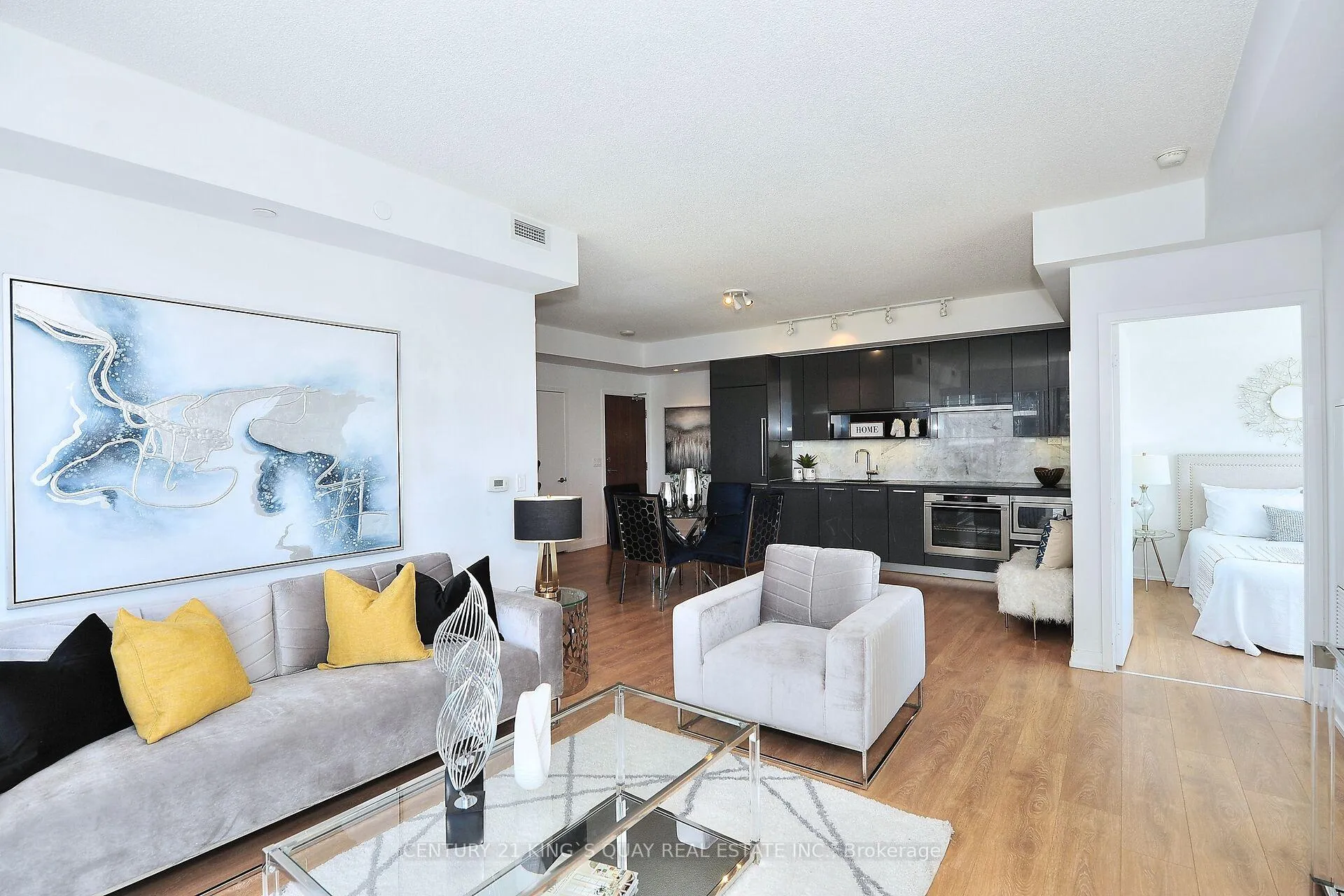 Photo 6 of Unit 811, 115 McMahon Drive, North York, Bayview Village — HOMEH