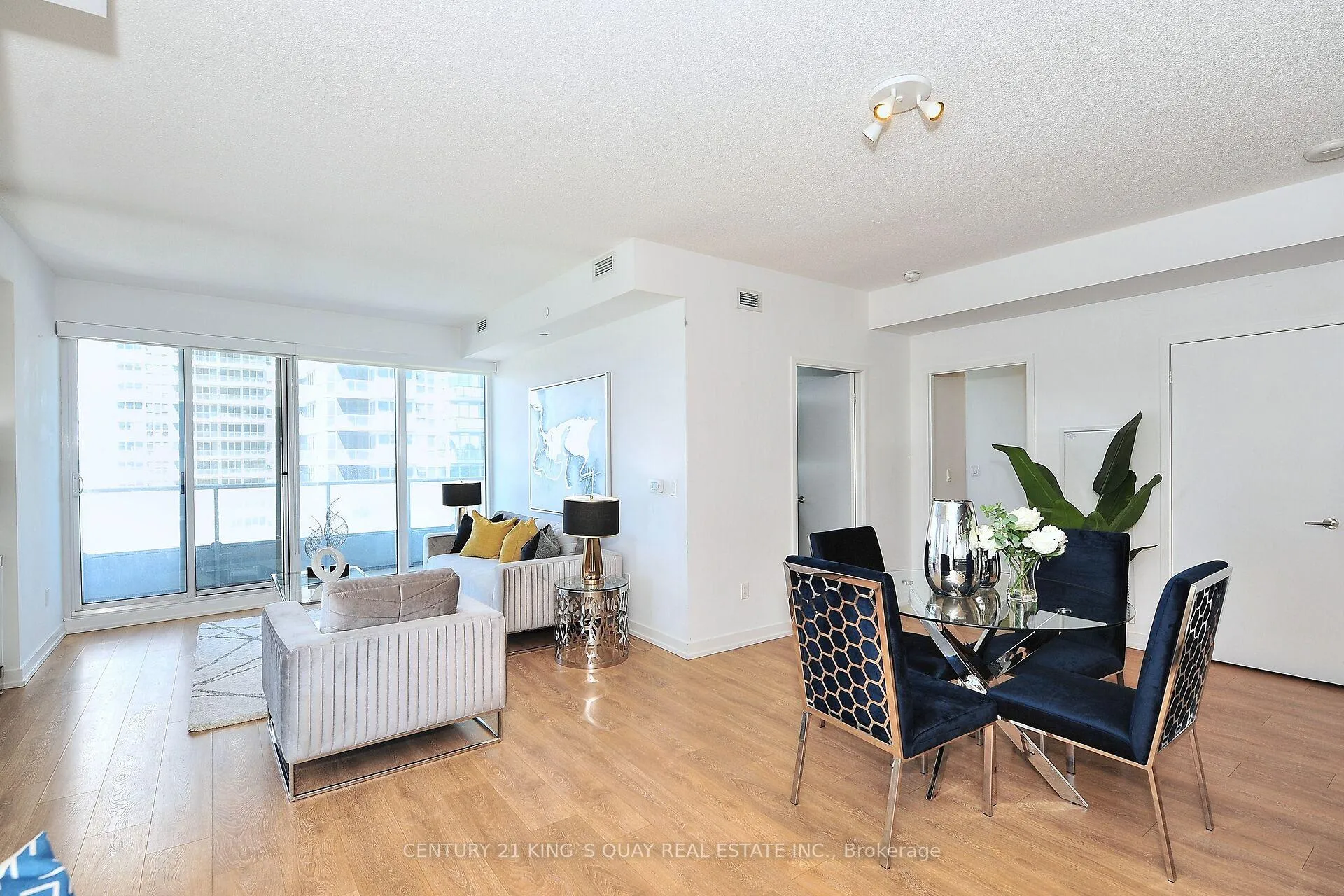 Photo 10 of Unit 811, 115 McMahon Drive, North York, Bayview Village — HOMEH
