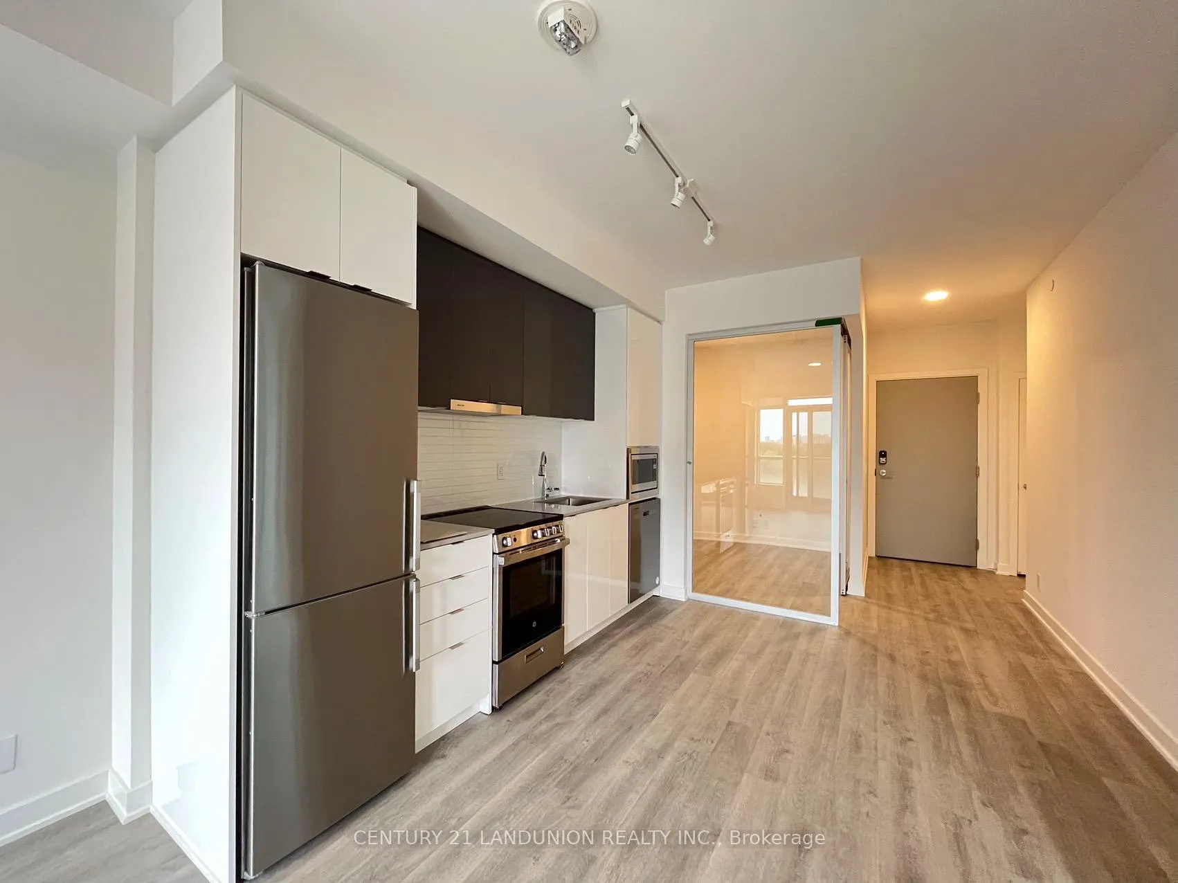 Photo 3 of Unit 306, 30 Upper Mall Way, Vaughan, Brownridge — HOMEH