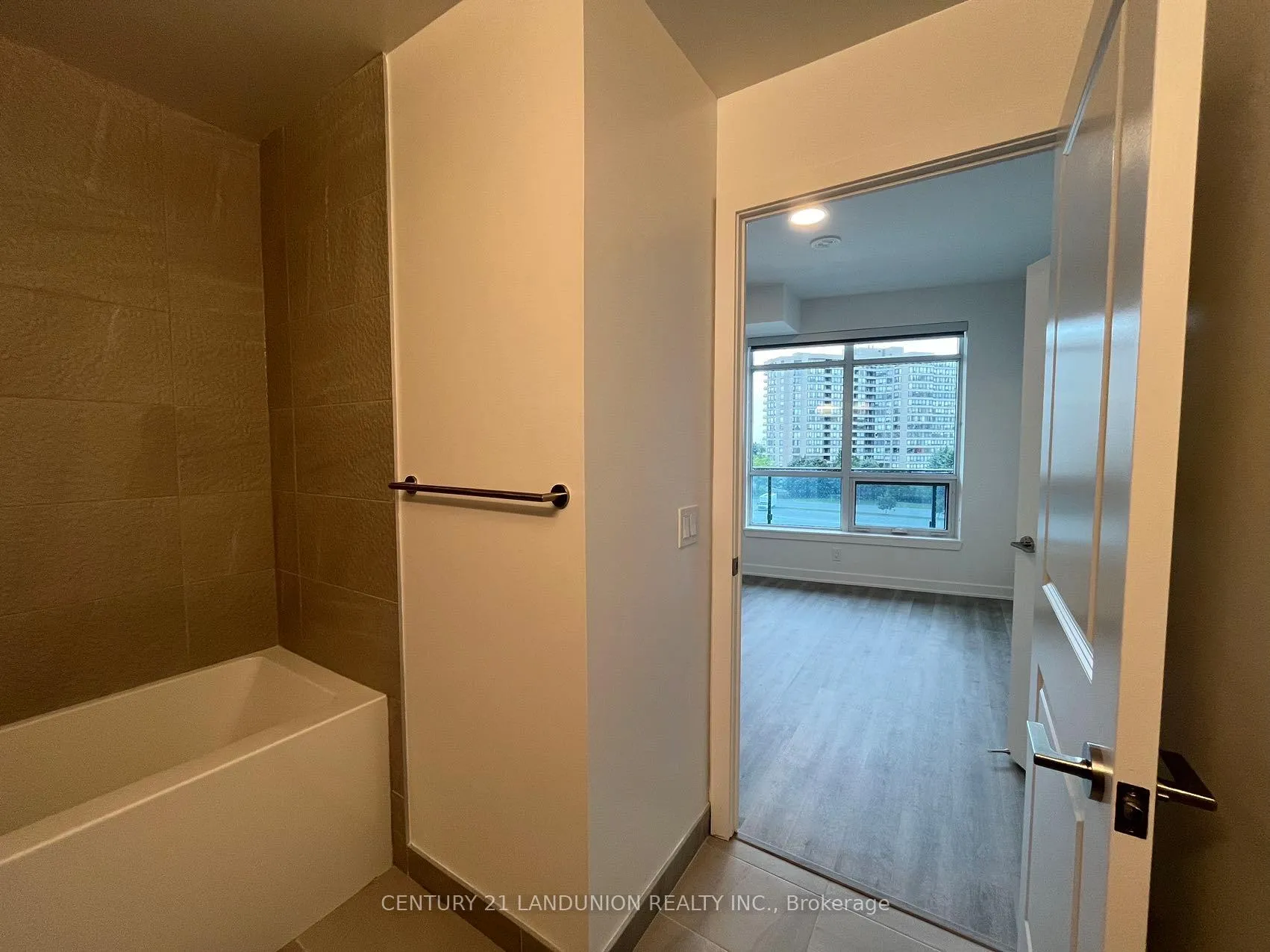 Photo 5 of Unit 306, 30 Upper Mall Way, Vaughan, Brownridge — HOMEH