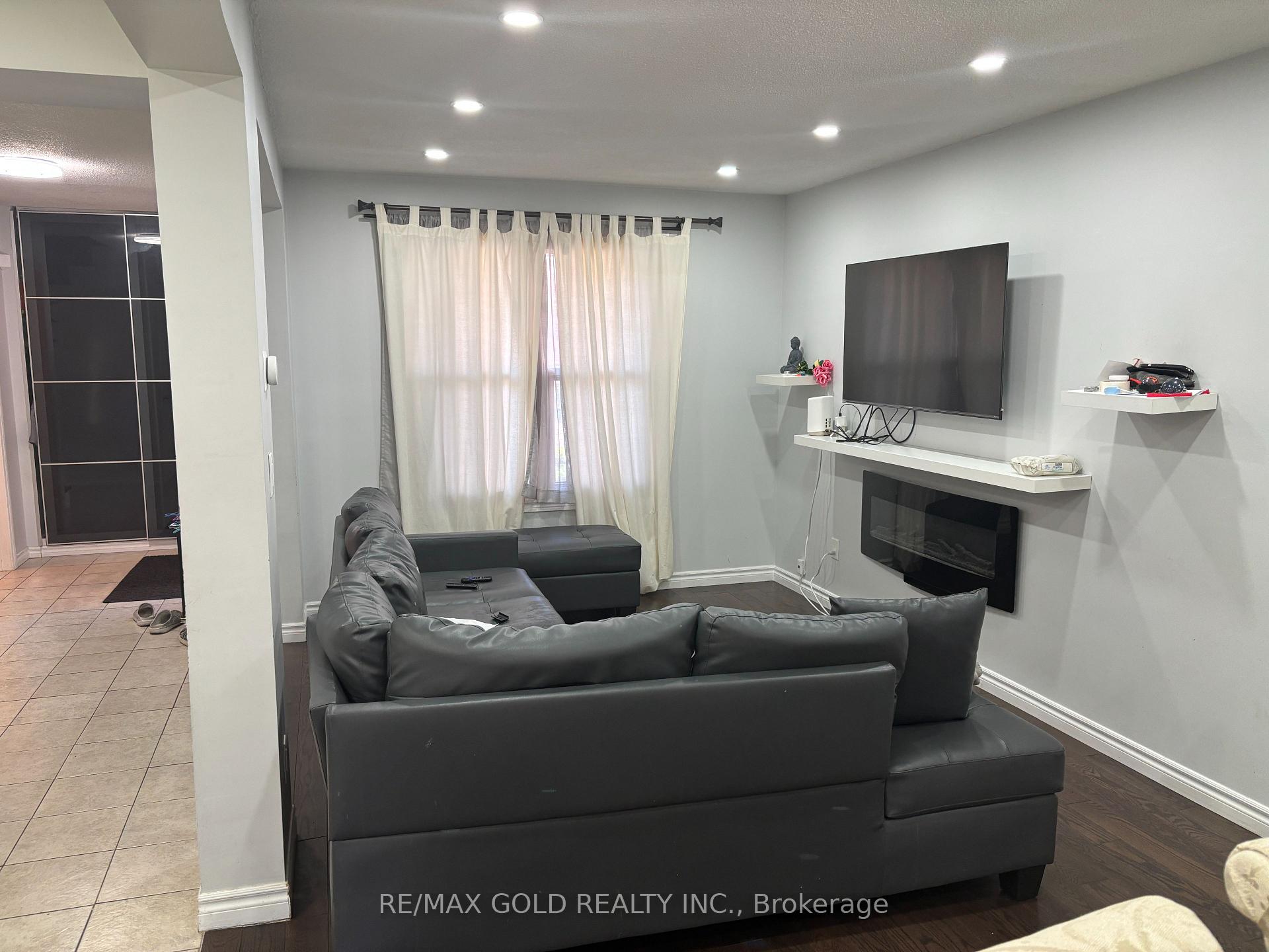Photo 2 of 16 Wildercroft Avenue, Brampton, Brampton North — HOMEH