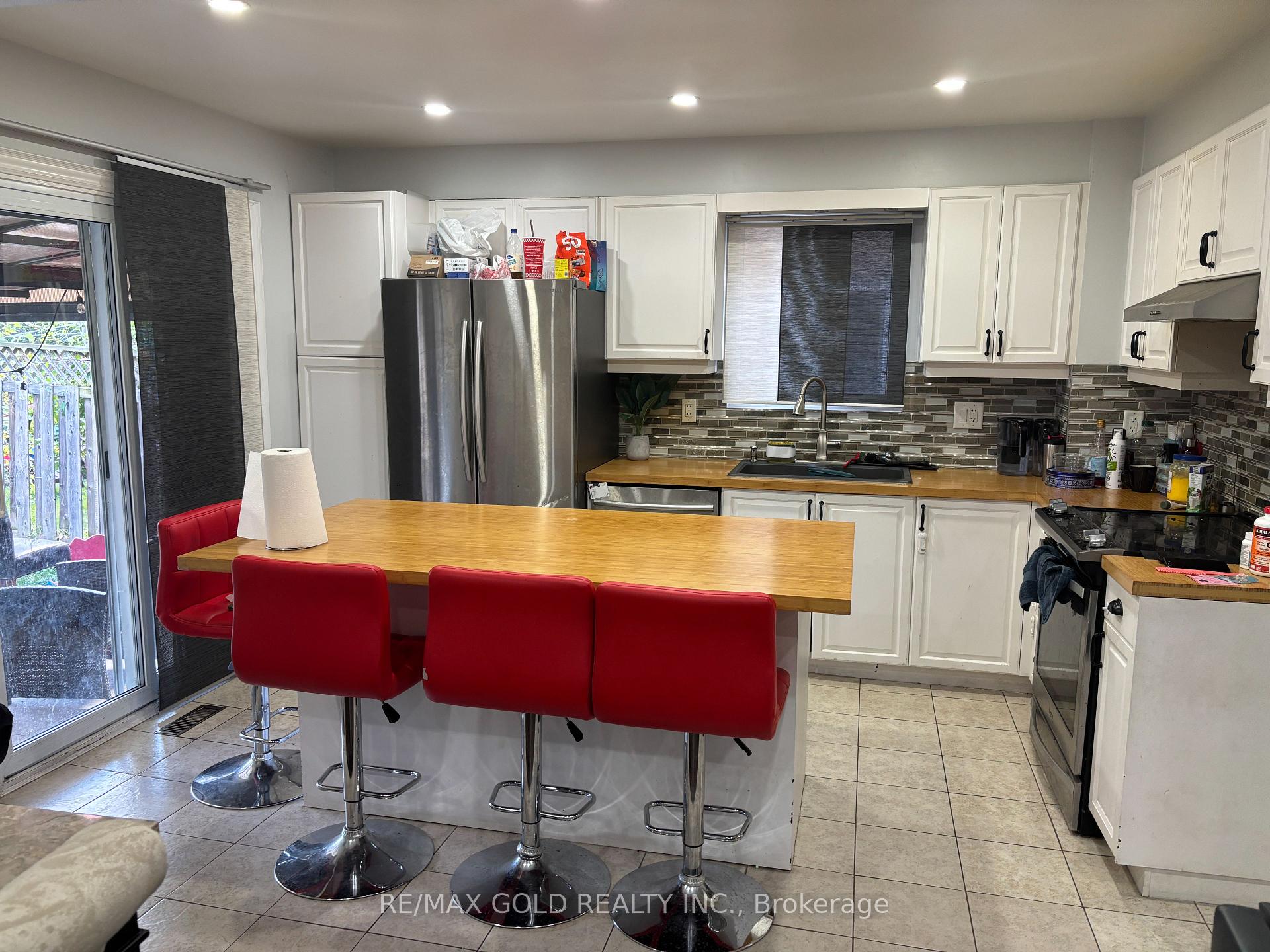 Photo 3 of 16 Wildercroft Avenue, Brampton, Brampton North — HOMEH