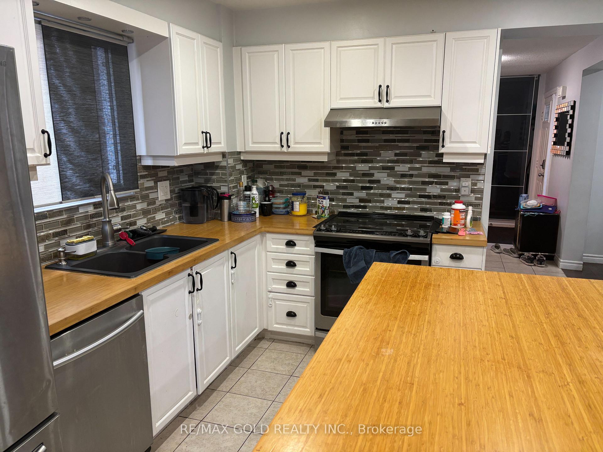 Photo 4 of 16 Wildercroft Avenue, Brampton, Brampton North — HOMEH