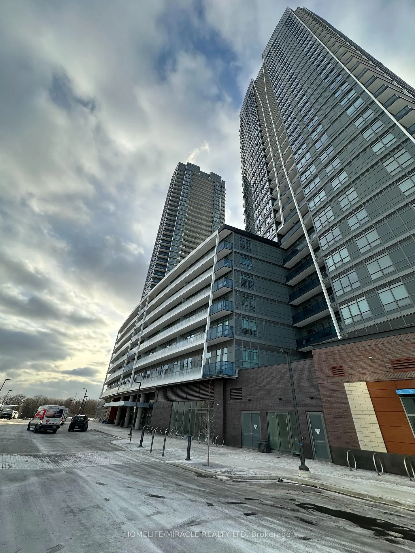 Photo 2 of Unit A-3109, 30 Upper Mall Way, Vaughan, Brownridge — HOMEH