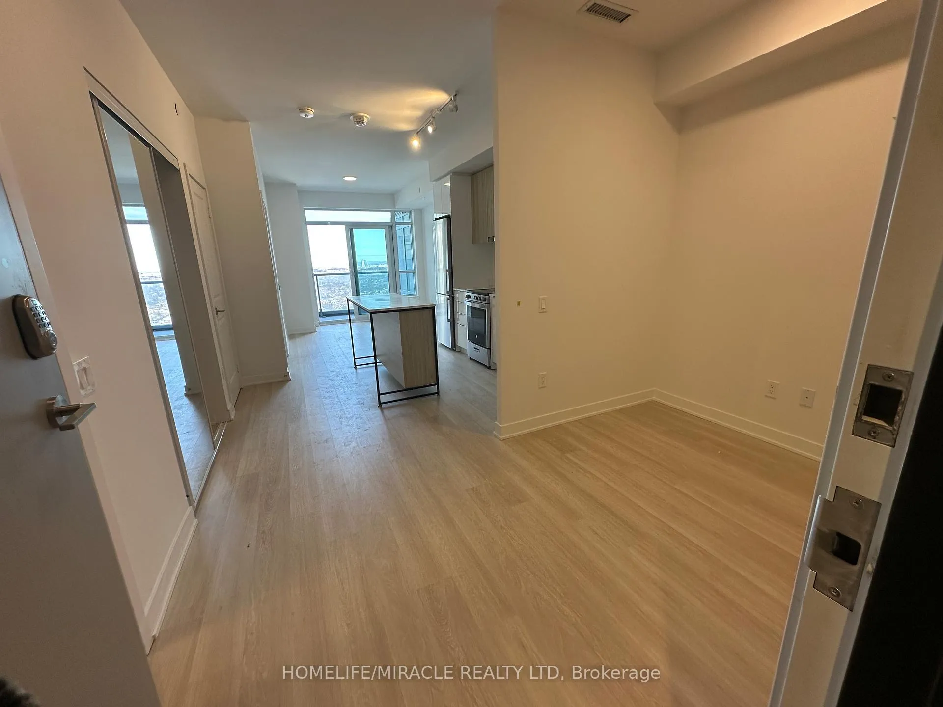 Photo 4 of Unit A-3109, 30 Upper Mall Way, Vaughan, Brownridge — HOMEH