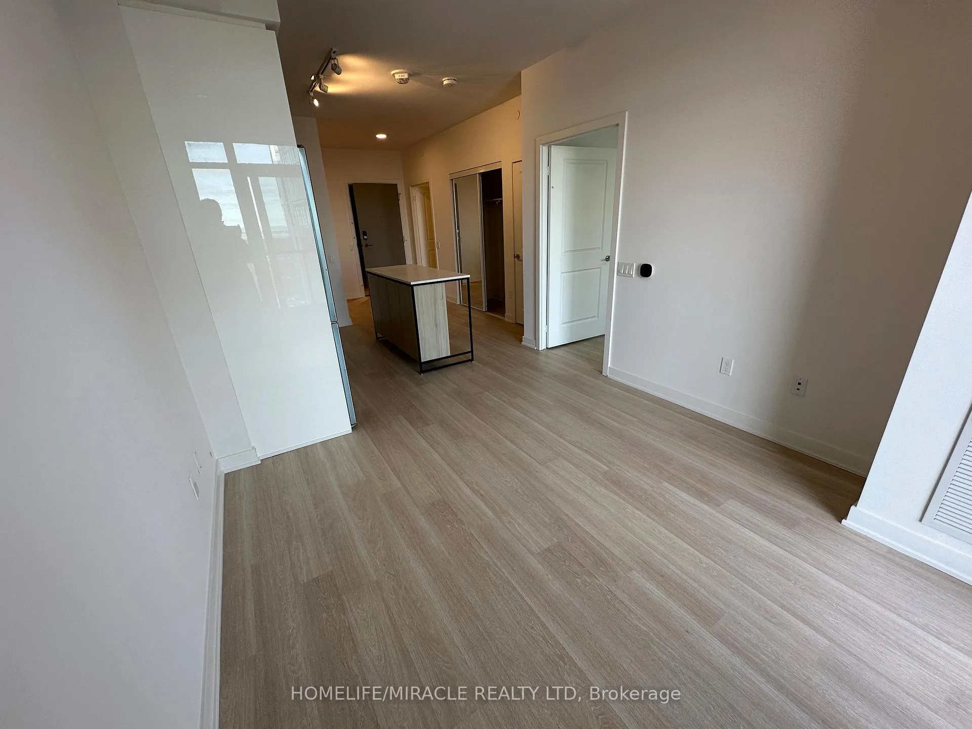 Photo 8 of Unit A-3109, 30 Upper Mall Way, Vaughan, Brownridge — HOMEH