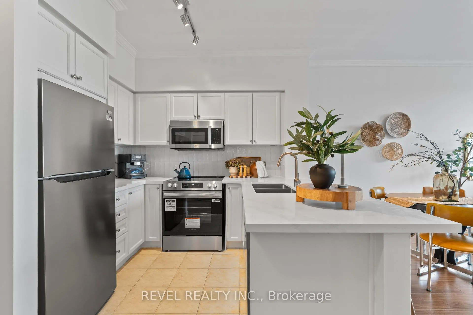 Photo 2 of Unit 303, 5 Marine Parade Drive, Etobicoke, Mimico — HOMEH