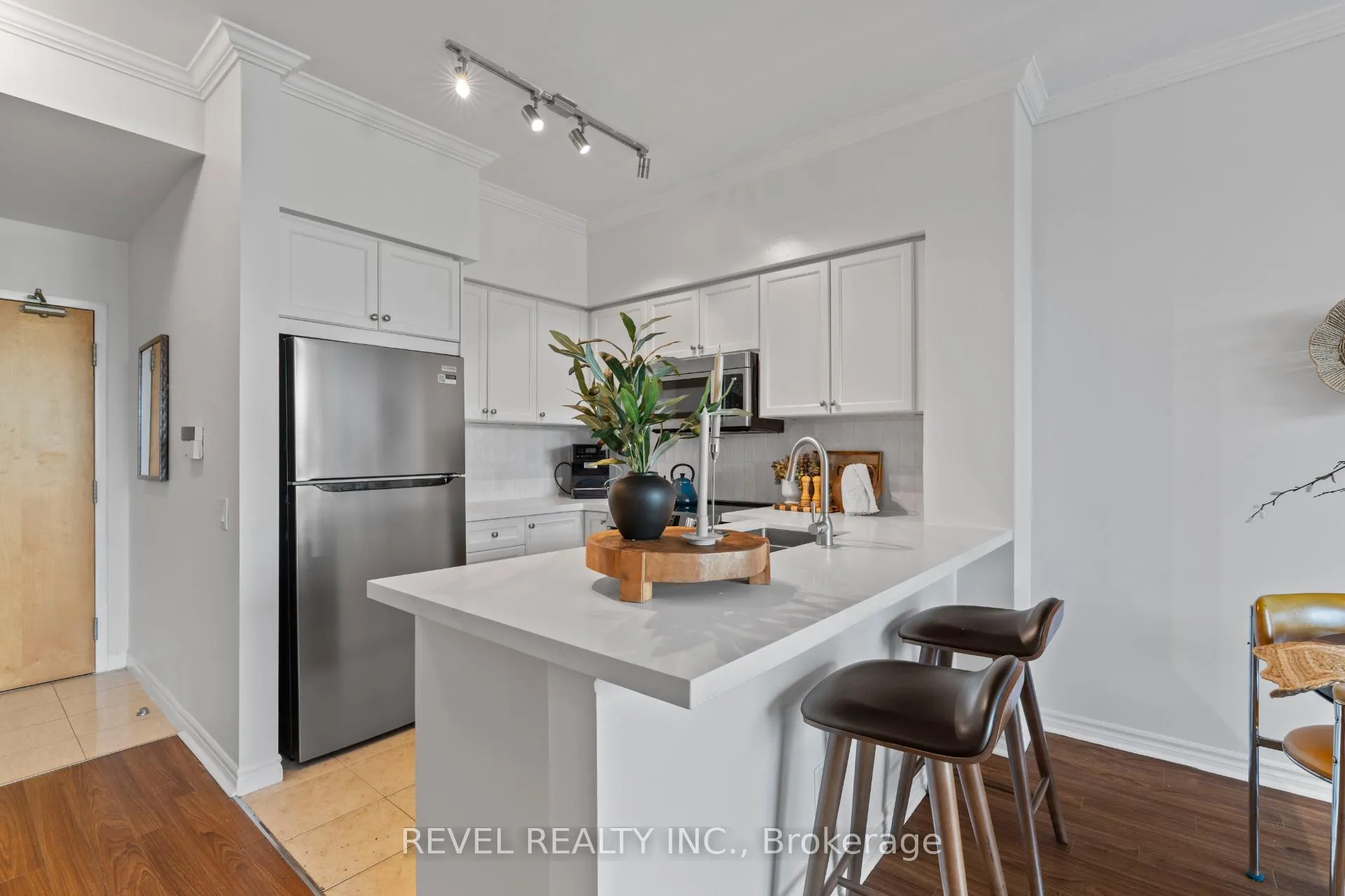 Photo 3 of Unit 303, 5 Marine Parade Drive, Etobicoke, Mimico — HOMEH