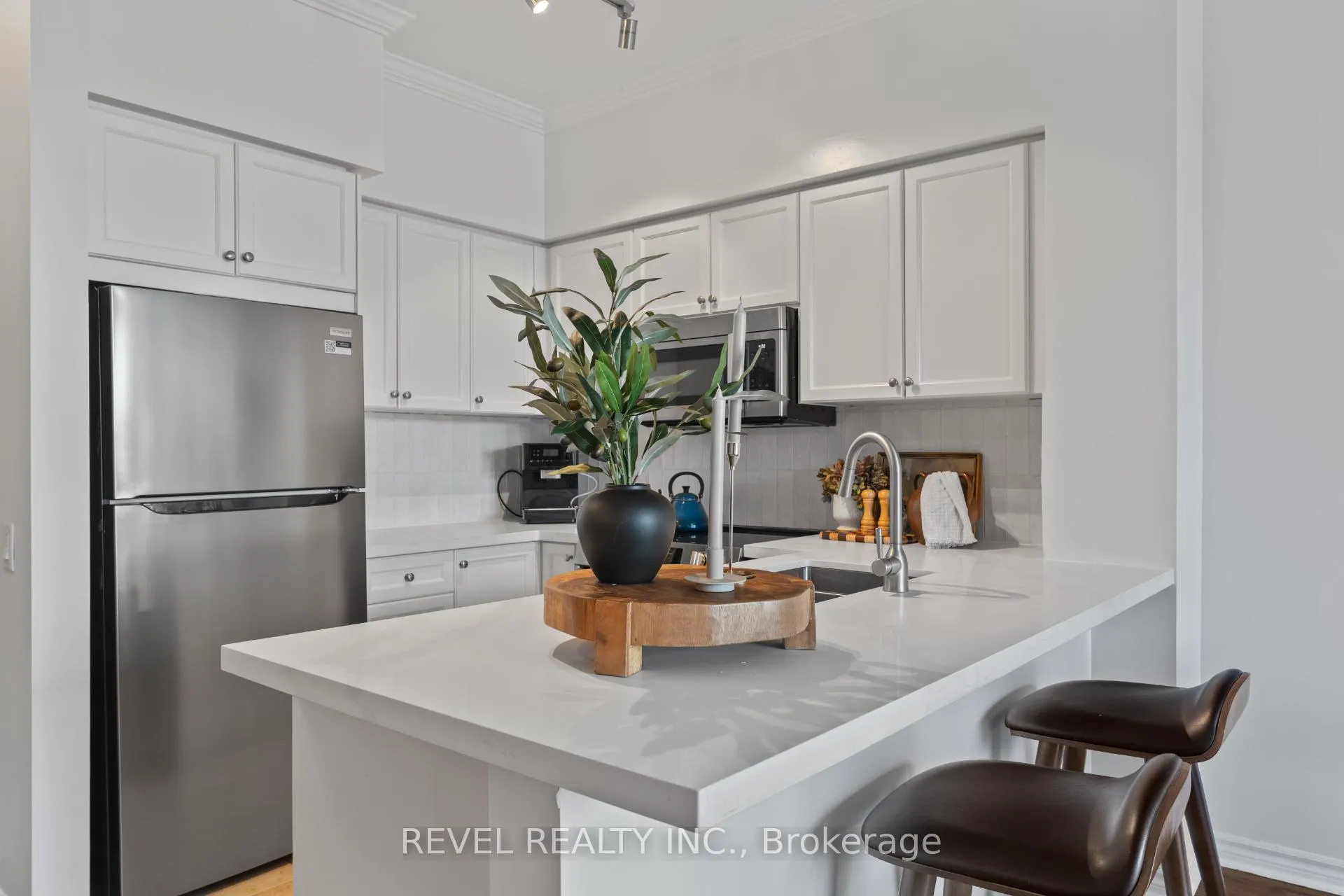 Photo 4 of Unit 303, 5 Marine Parade Drive, Etobicoke, Mimico — HOMEH