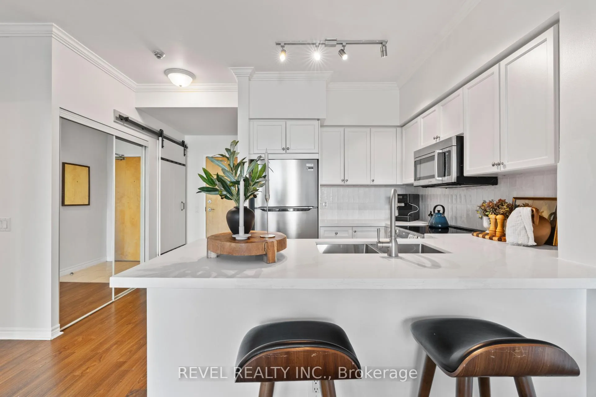 Photo 5 of Unit 303, 5 Marine Parade Drive, Etobicoke, Mimico — HOMEH