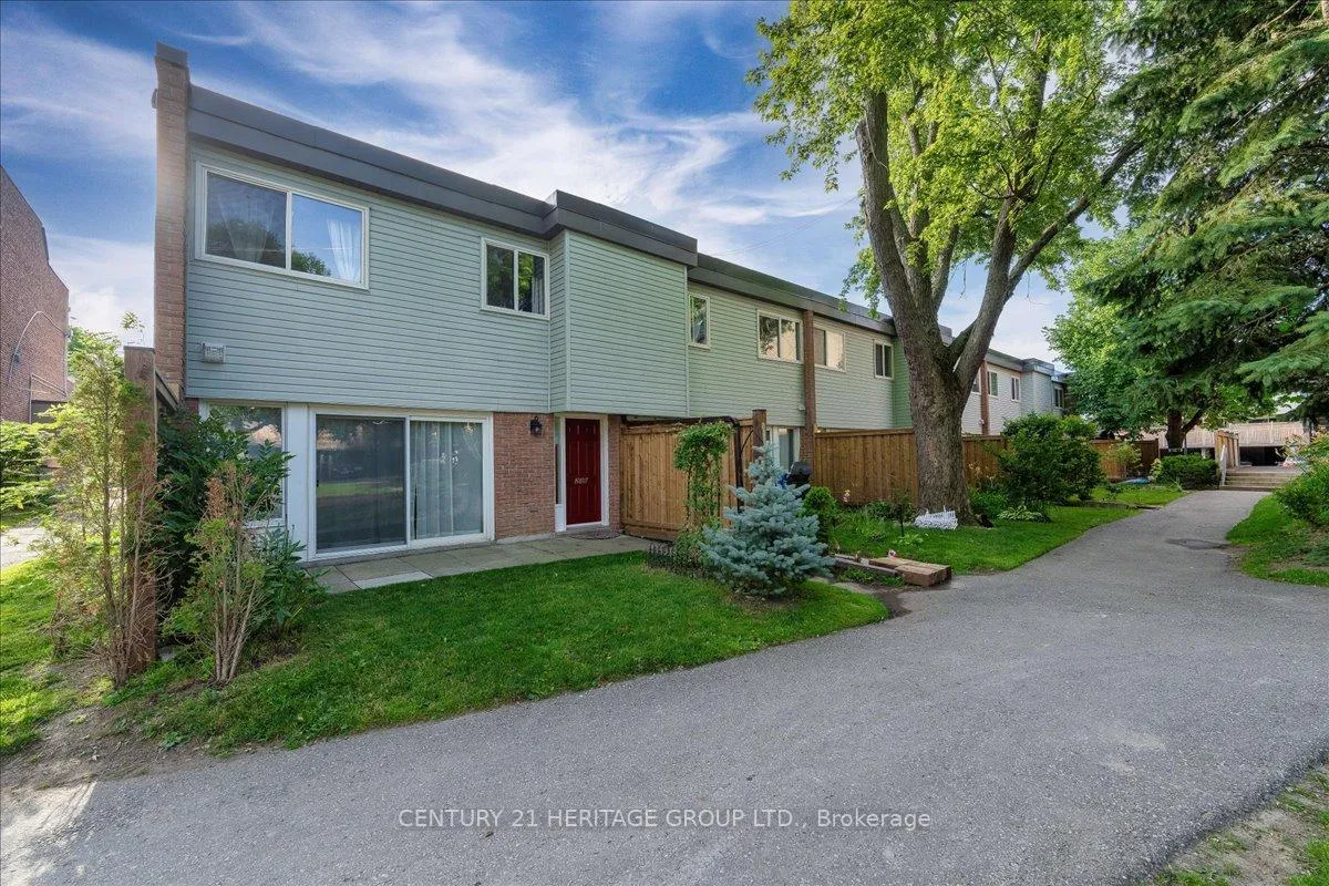 Photo 2 of 238 Milestone Crescent, Aurora, Aurora Village — HOMEH
