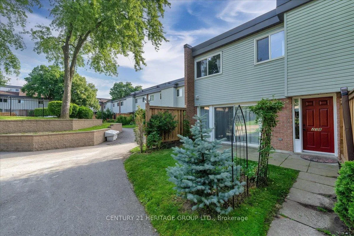 Photo 3 of 238 Milestone Crescent, Aurora, Aurora Village — HOMEH
