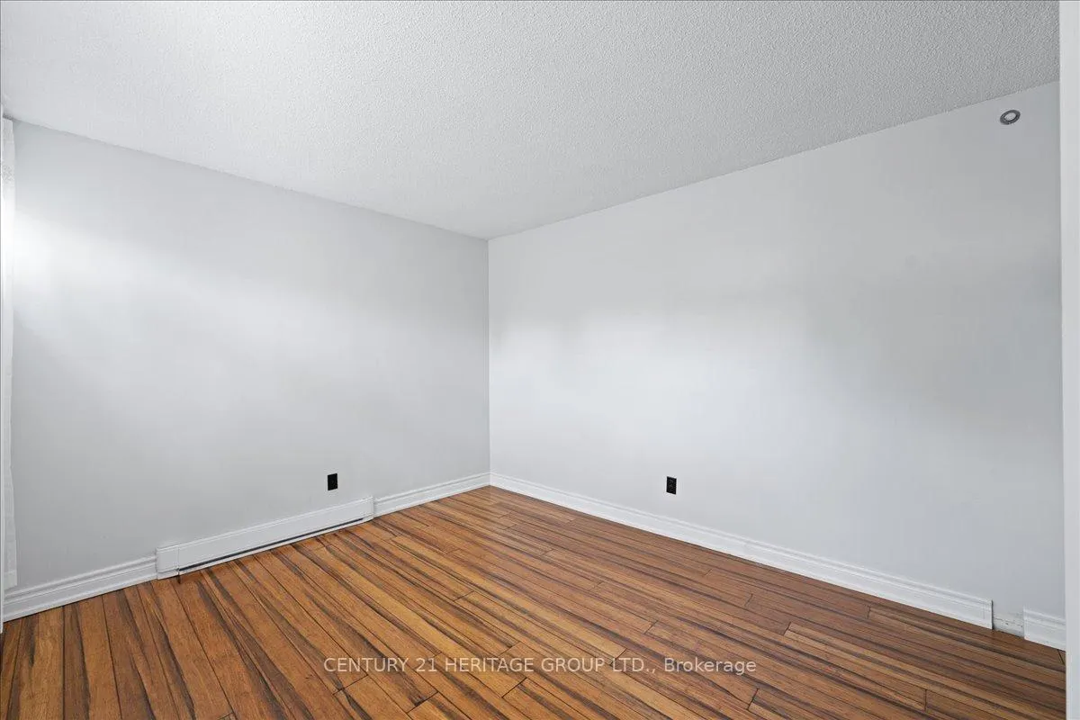 Photo 11 of 238 Milestone Crescent, Aurora, Aurora Village — HOMEH